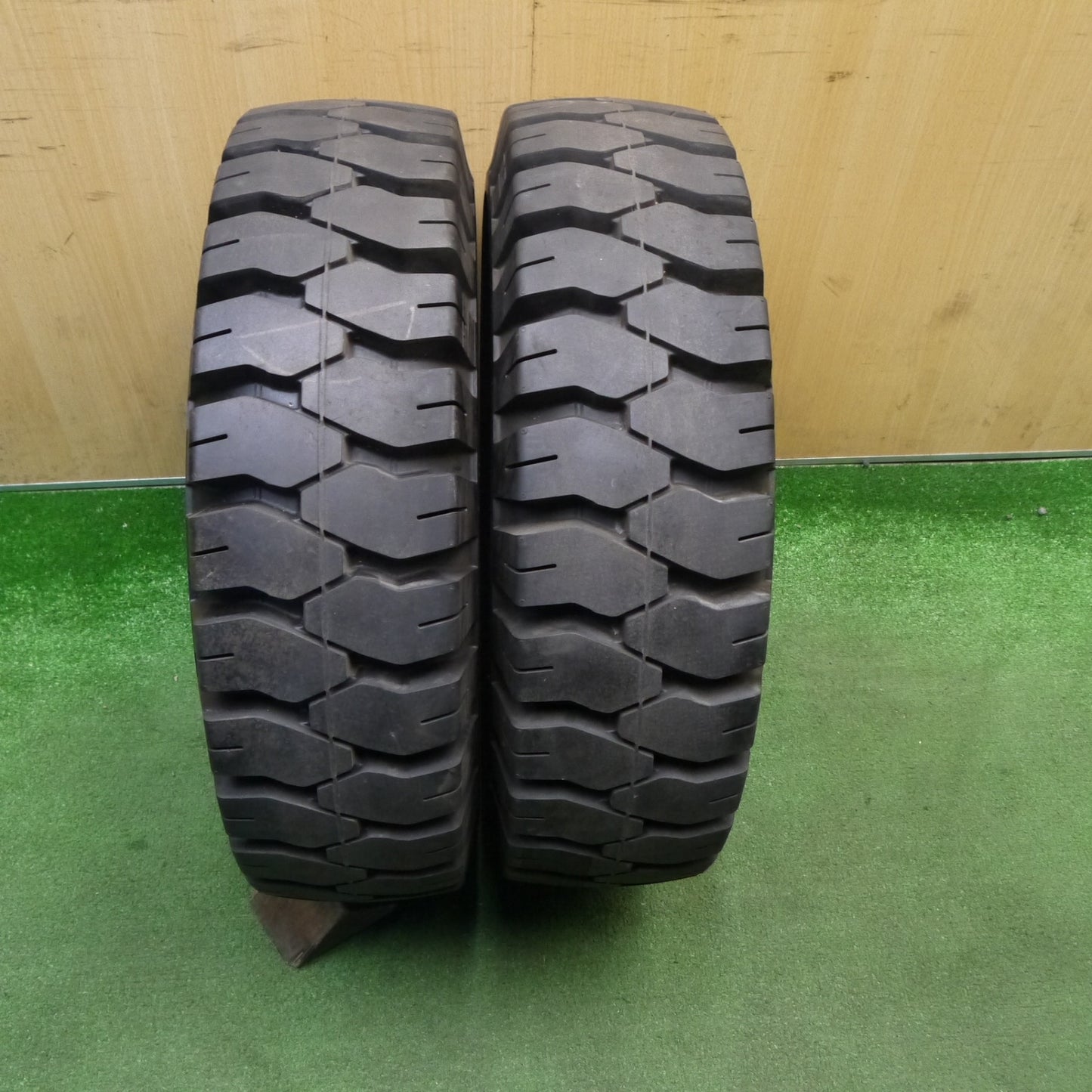 ほぼ未使用！2本★フォークリフト 7.00-12 RIM5.00 ダンロップ TRUKUSH POWER LIFTER DG ノーパンク タイヤ★6020603Hノタ