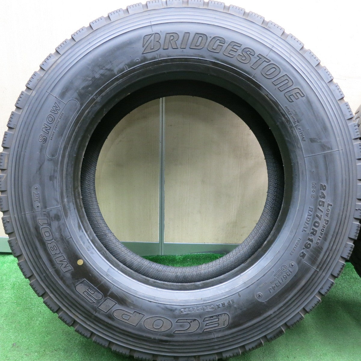 *送料無料* バリ溝！22年！9.5分★トラック タイヤ 245/70R19.5 136/134J ブリヂストン エコピア M801Ⅱ ミックス 19.5インチ★4071003HAノタ