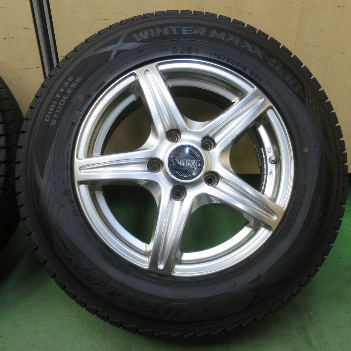 バリ溝！22年！9.5分★URBAN SPORTS 4×4 Engineering 175/80R15 スタッドレス ダンロップ ウインターマックス SJ8 SJ8+ 15インチ PCD114.3/5H★6052503イス