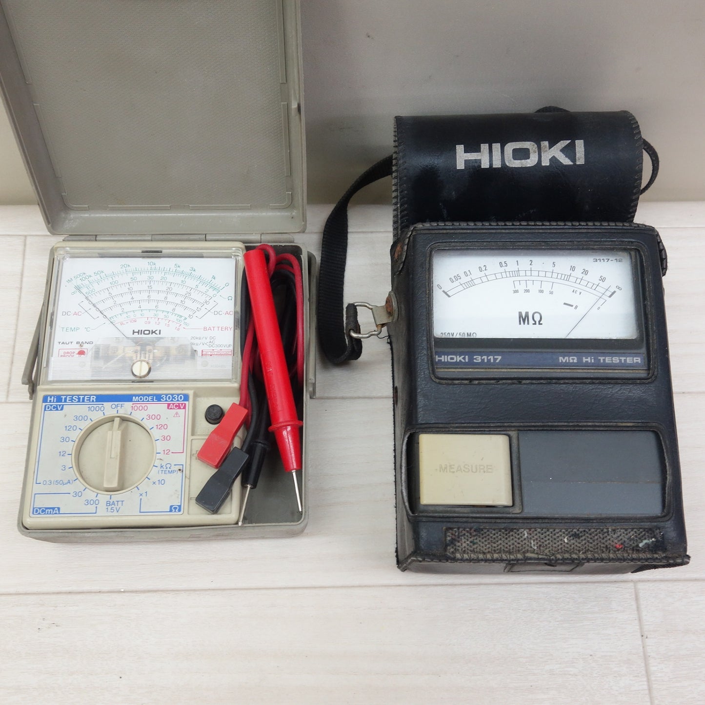 [送料無料] 2点まとめ売り☆HIOKI メグオーム アナログ テスター MΩ Hi TESTER 3117 電気 計測器 ハイ テスター 3030 ケース付き 日置☆