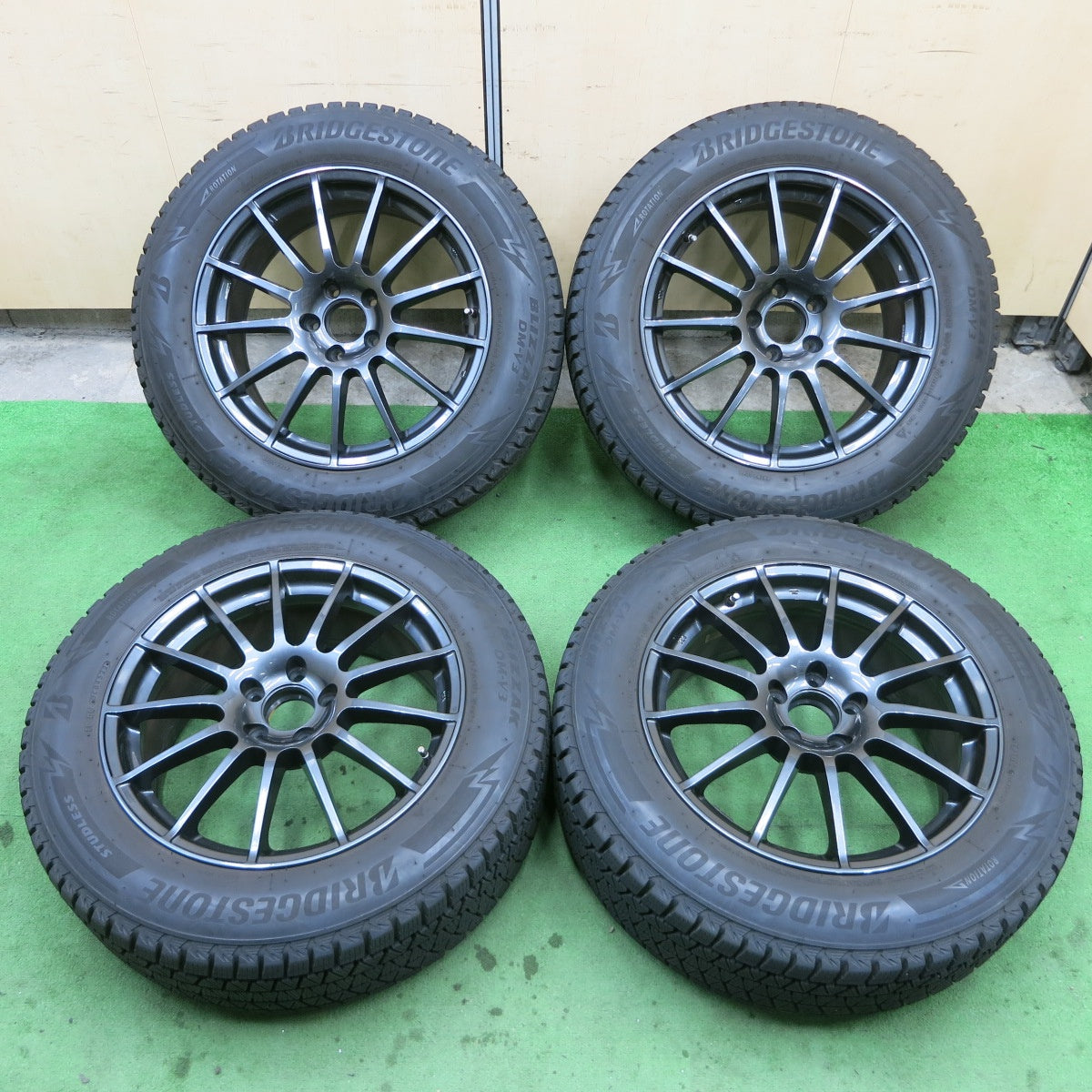 バリ溝！22年！キレイ！9.5分★ベンツ 等 IRVINE 235/60R18 スタッドレス ブリヂストン ブリザック DM-V3 アーヴィン 18インチ PCD112/5H★5050205ナス