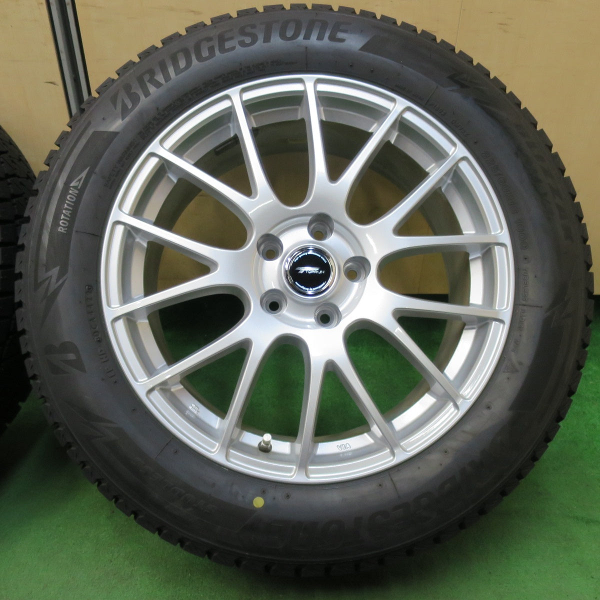 [送料無料] バリ溝！22年！キレイ！ほぼ10分★スタッドレス 225/60R18 ブリヂストン ブリザック DM-V3 TOPRUN トップラン 18インチ PCD114.3/5H★4112908イス