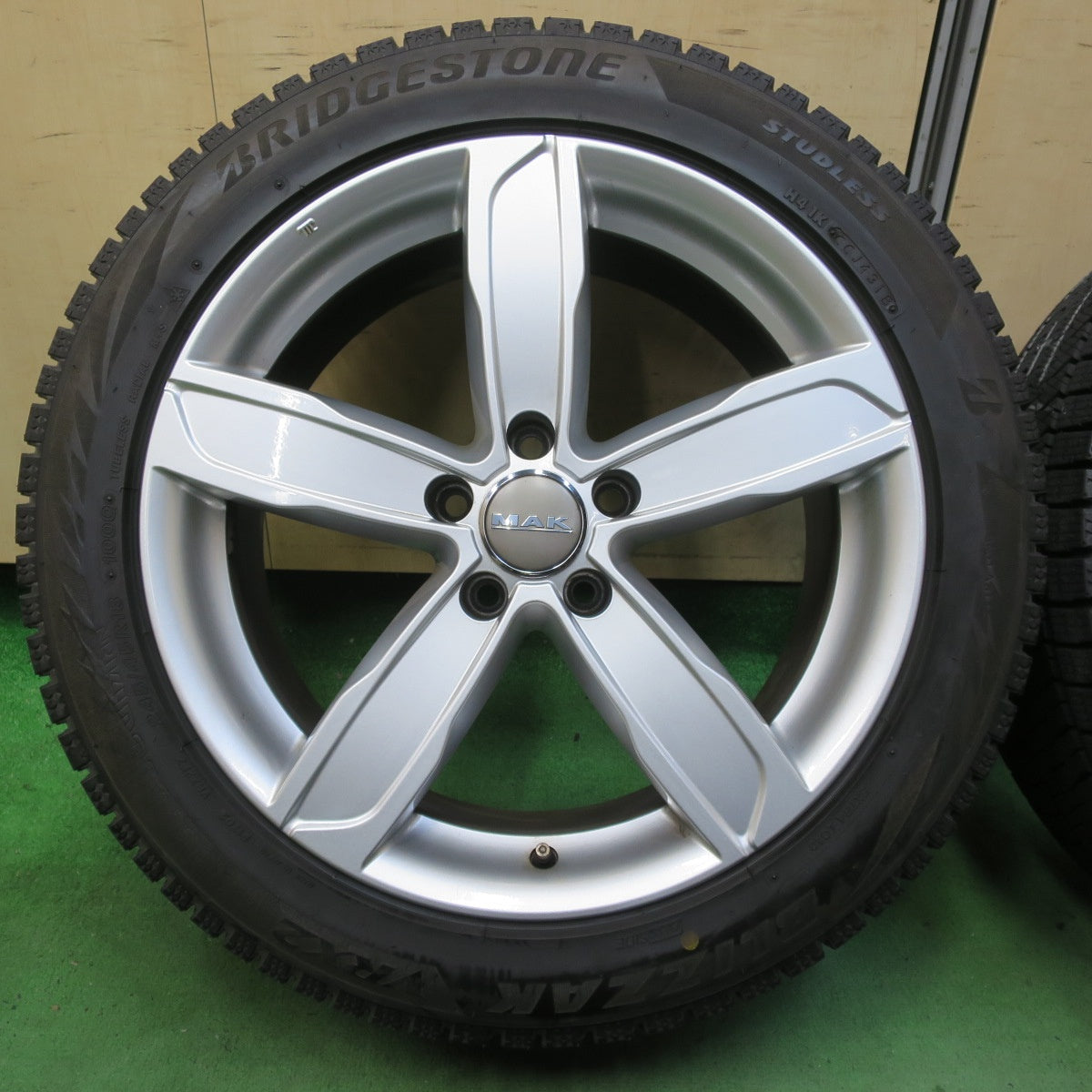 バリ溝！9.5分★アウディ 等 MAK STADT 245/45R18 スタッドレス ブリヂストン ブリザック VRX2 シュタッド 18インチ PCD112/5H★5042403イス