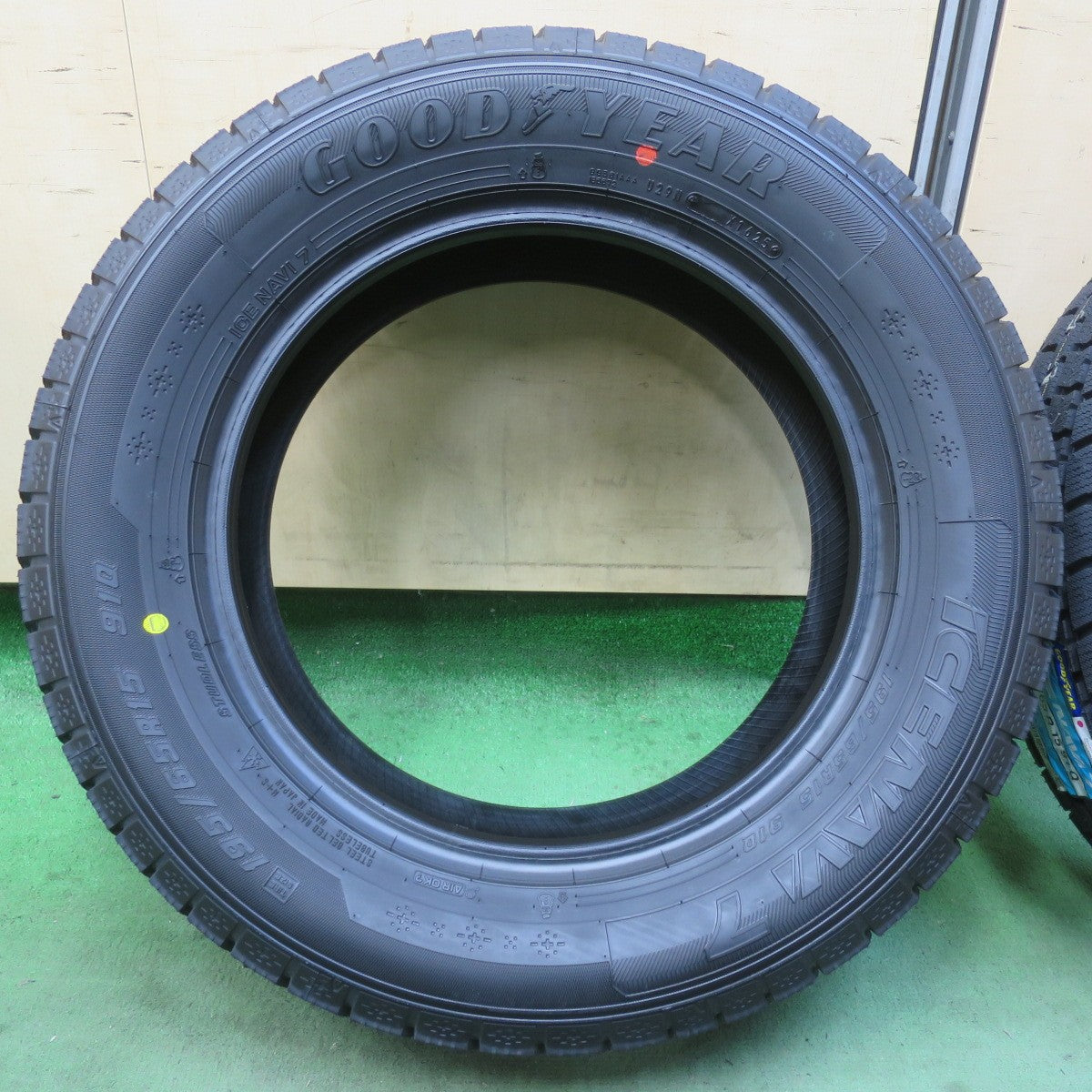 未使用！25年★スタッドレス 195/65R15 グッドイヤー アイスナビ7 タイヤ 15インチ プリウス ノア ヴォクシー 等★6022101イスタ