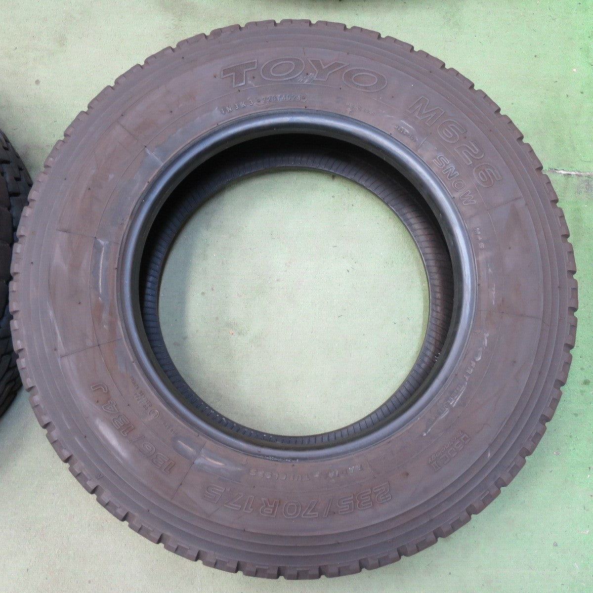 バリ溝！24年！8.5分★トラック 高荷重 トレーラー 等 タイヤ 235/70R17.5 136/134J トーヨー M626 オールシーズン ミックス 17.5インチ★6072903イスタ