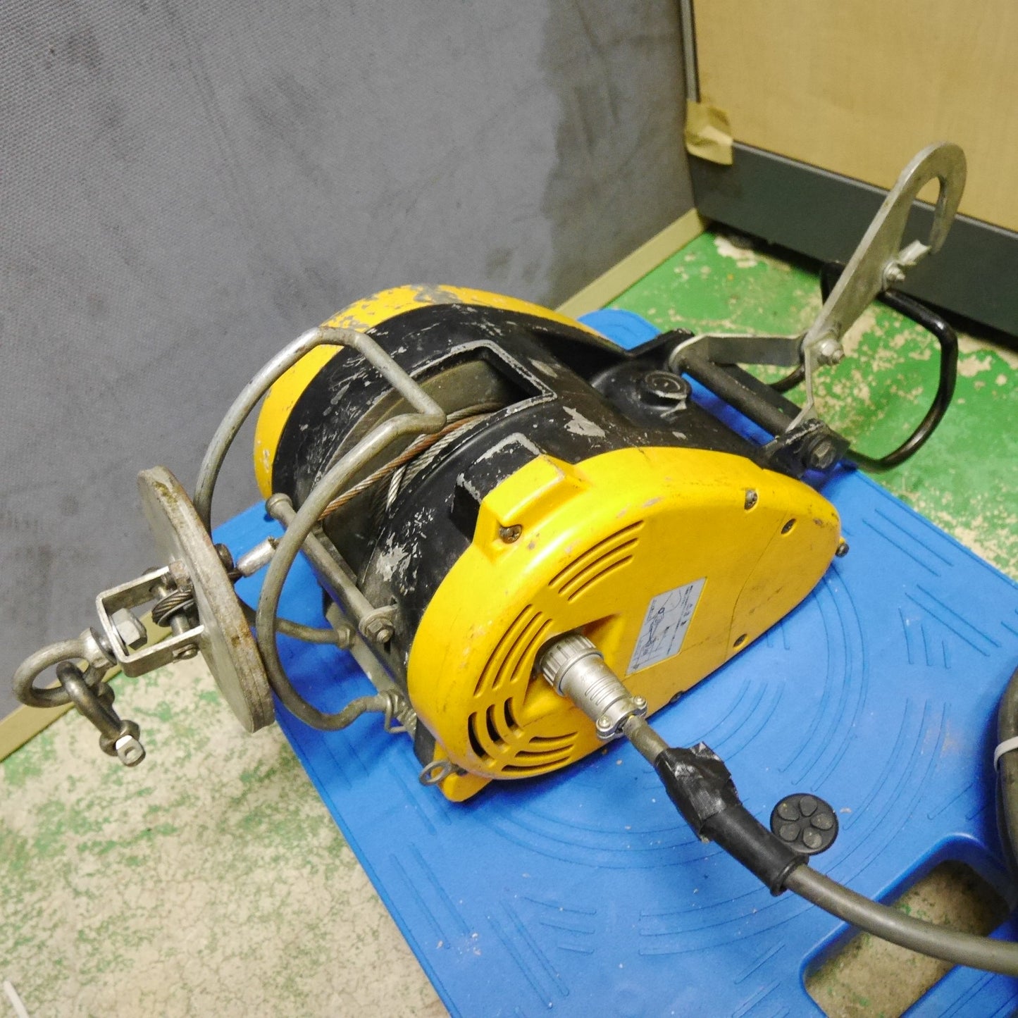 [送料無料] ☆RYOBI リョービ 電動 小型 ウインチ WI-61C 荷重 60kg ウィンチ 工具 リモコン 100V☆