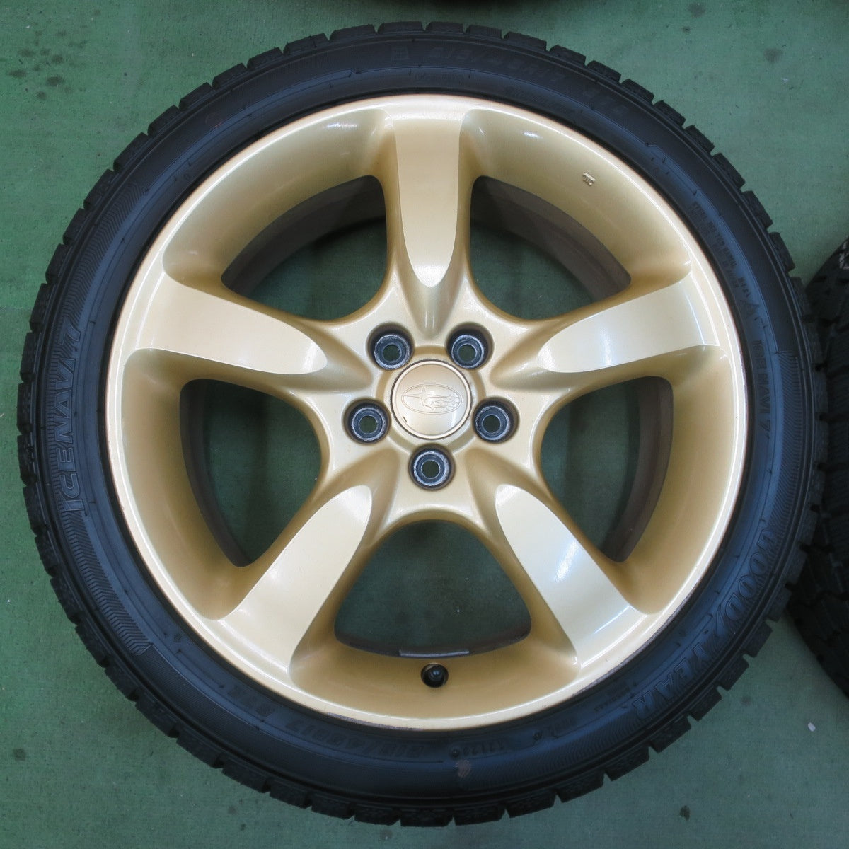 ほぼ未使用！23年！キレイ★スバル レガシィ 純正 215/45R17 スタッドレス グッドイヤー アイスナビ7 17インチ レガシー PCD100/5H★6022605イス