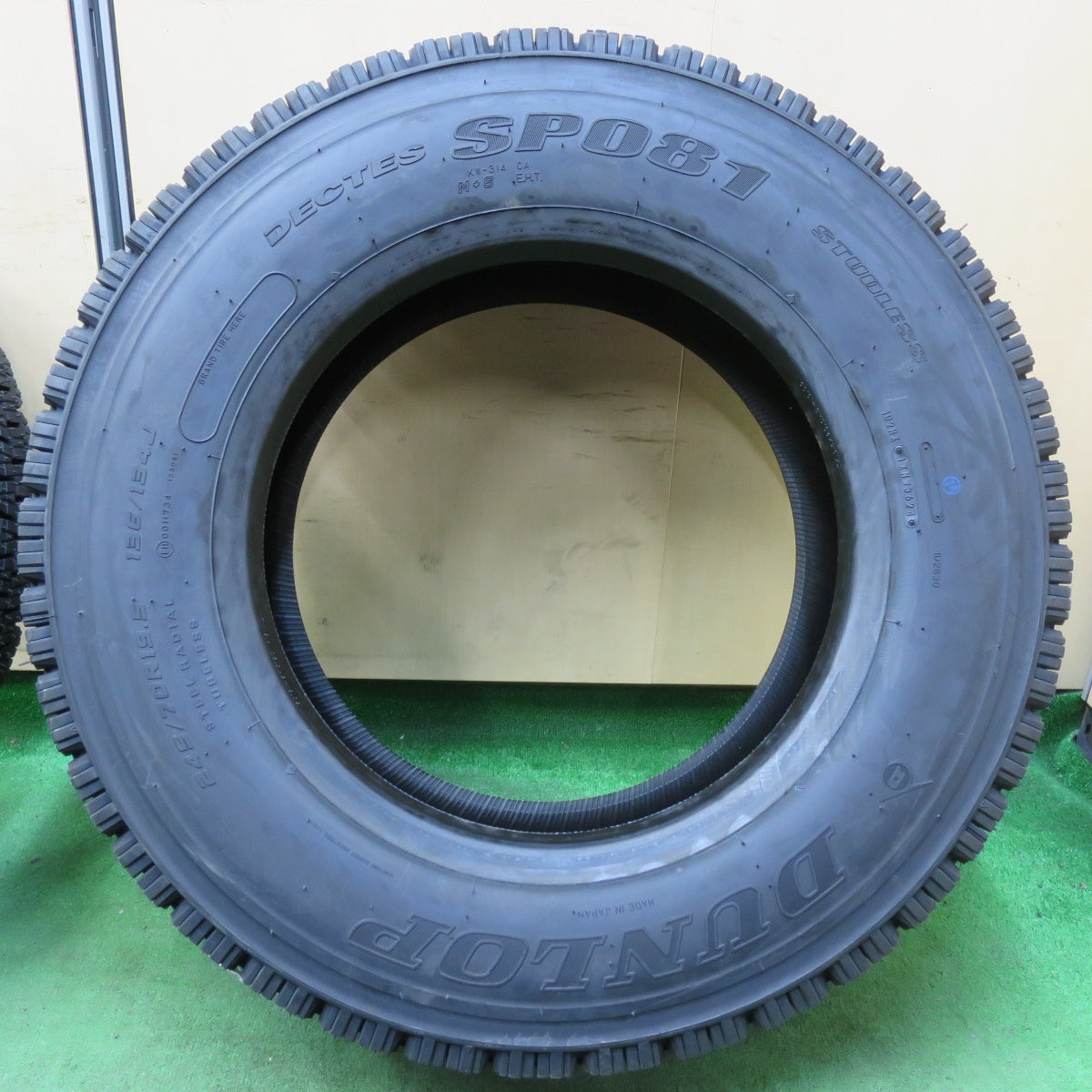 [送料無料] 未使用！24年★トラック タイヤ 245/70R19.5 136/134J スタッドレス ダンロップ デクテス SP081 DECTES 19.5インチ★4120905イスタ
