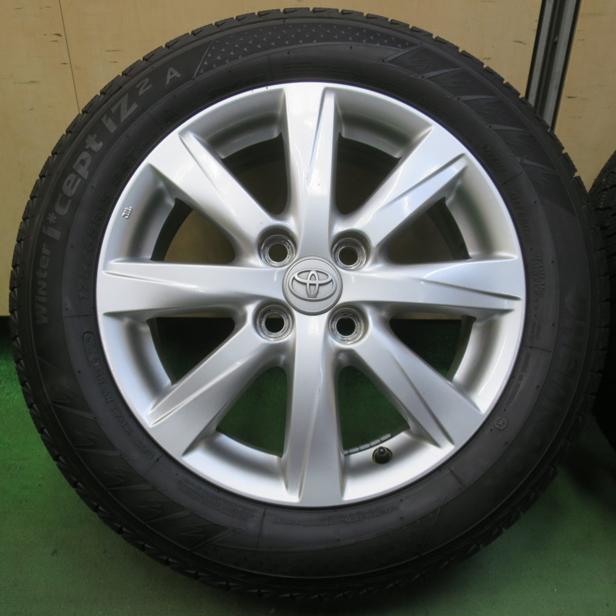ほぼ未使用！25年◎トヨタ アクア 純正 175/65R15 スタッドレス ハンコック ウインター アイセプト IZ2A 15インチ PCD100/4H◎6070106イス