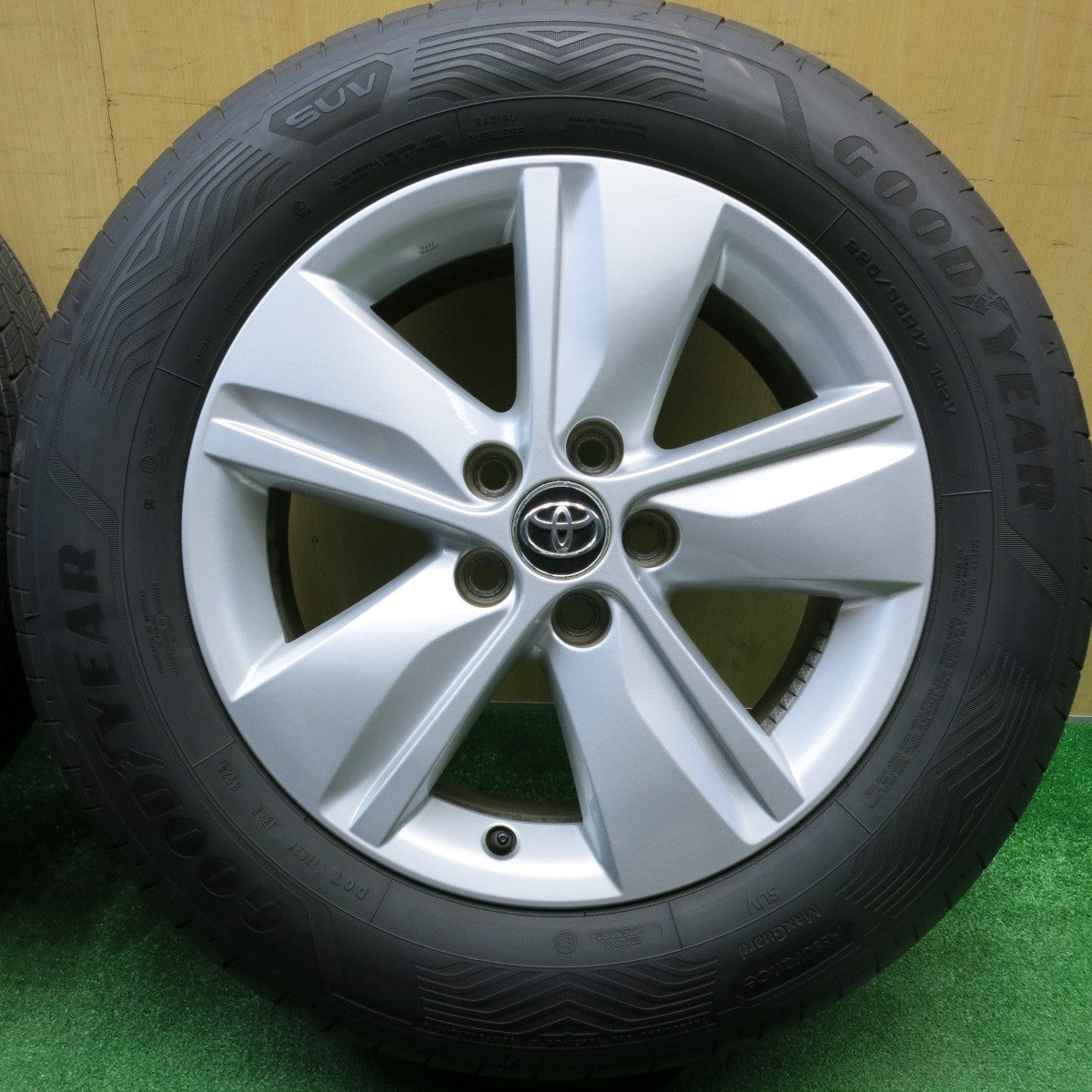 バリ溝！24年！キレイ！9.5分★トヨタ 60系 ハリアー 純正 225/65R17 グッドイヤー ASSURANCE MaxGuard SUV 17インチ PCD114.3/5H★5113021HAノ