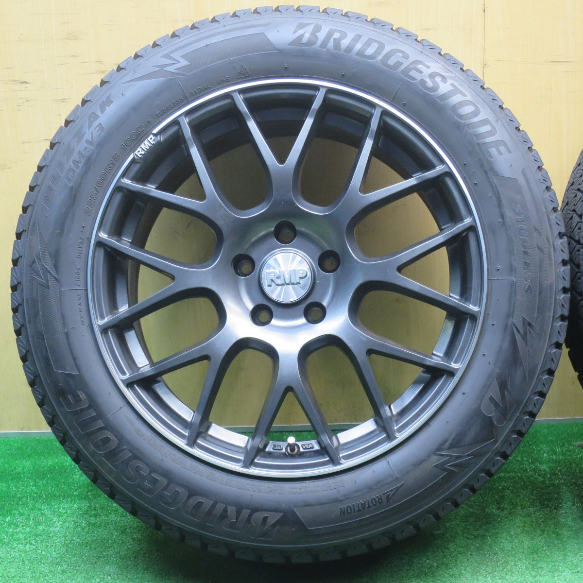 バリ溝！22年！キレイ！9分★RMP 028F 225/60R18 スタッドレス ブリヂストン ブリザック DM-V3 18インチ PCD114.3/5H★5111301NJス