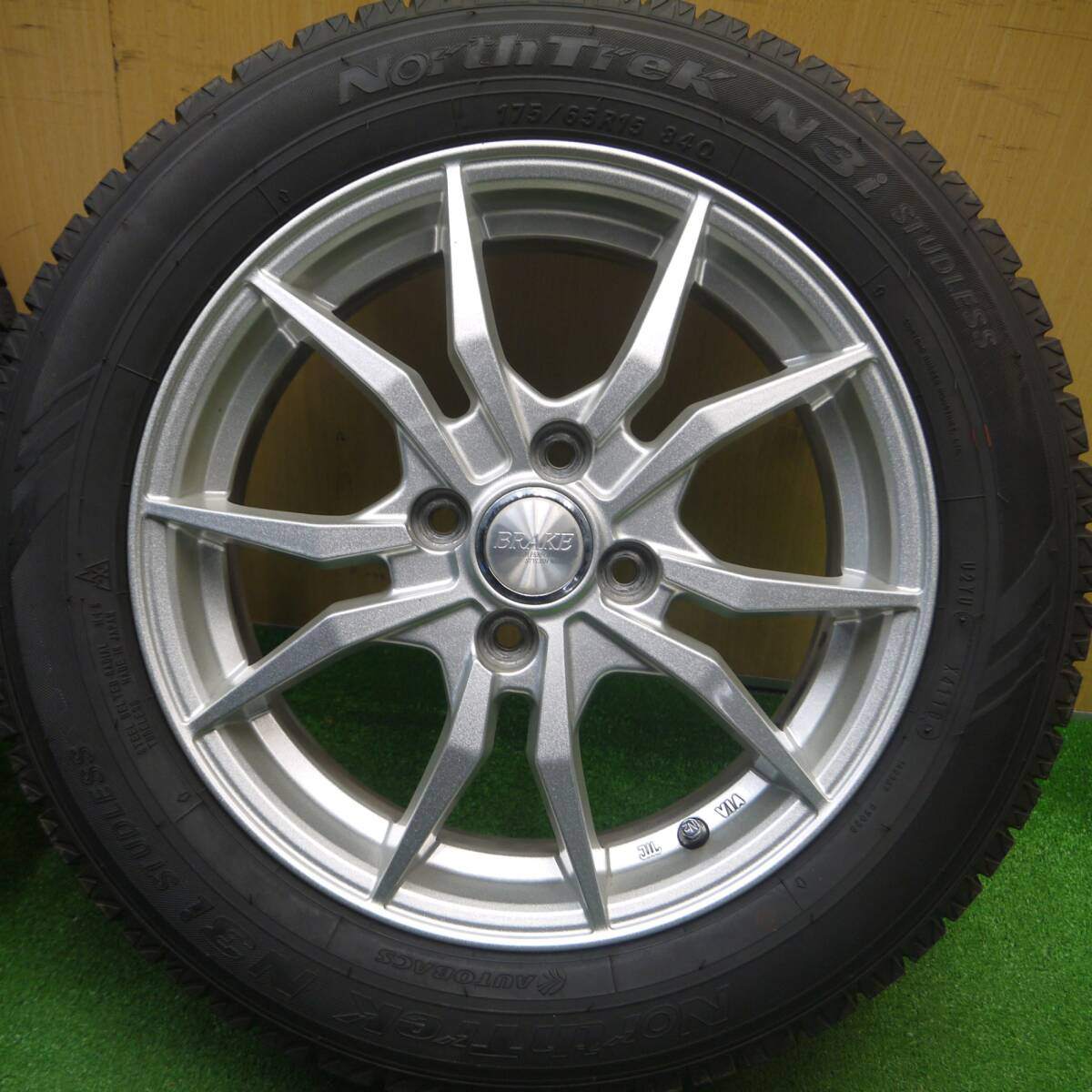 バリ溝！キレイ！9.5分以上★スタッドレス 175/65R15 オートバックス ノーストレック N3i BRAKE 15インチ PCD100/4H★4120209Hス