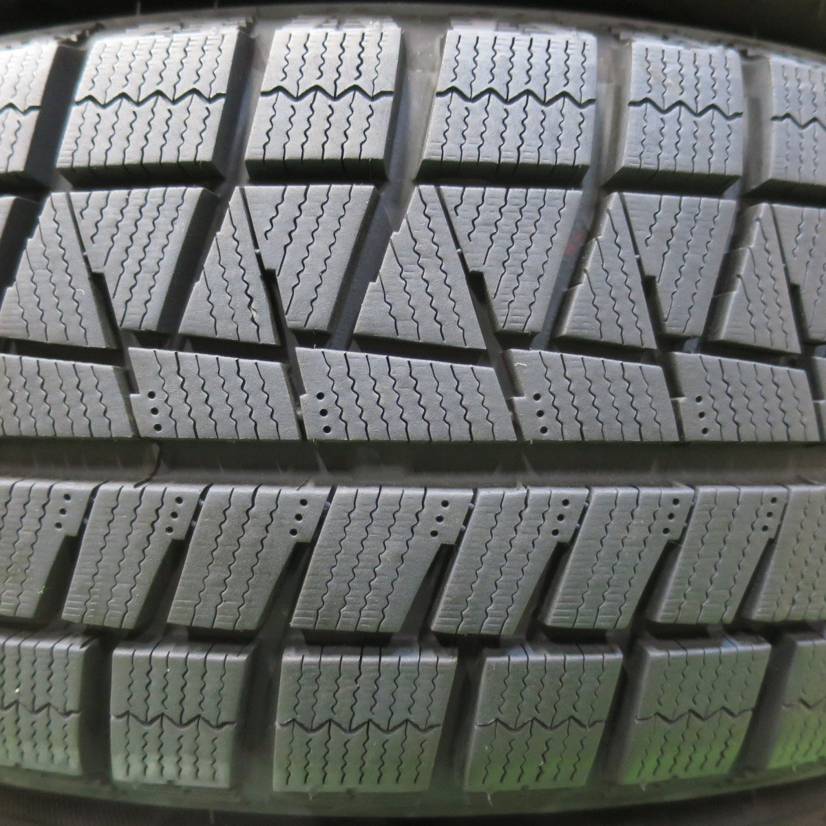[送料無料] バリ溝！22年！キレイ！9.5分以上★スタッドレス 195/65R15 ブリヂストン アイスパートナー2 ravrion RS01 ラブリオン 15インチ PCD114.3/5H★4112705イス