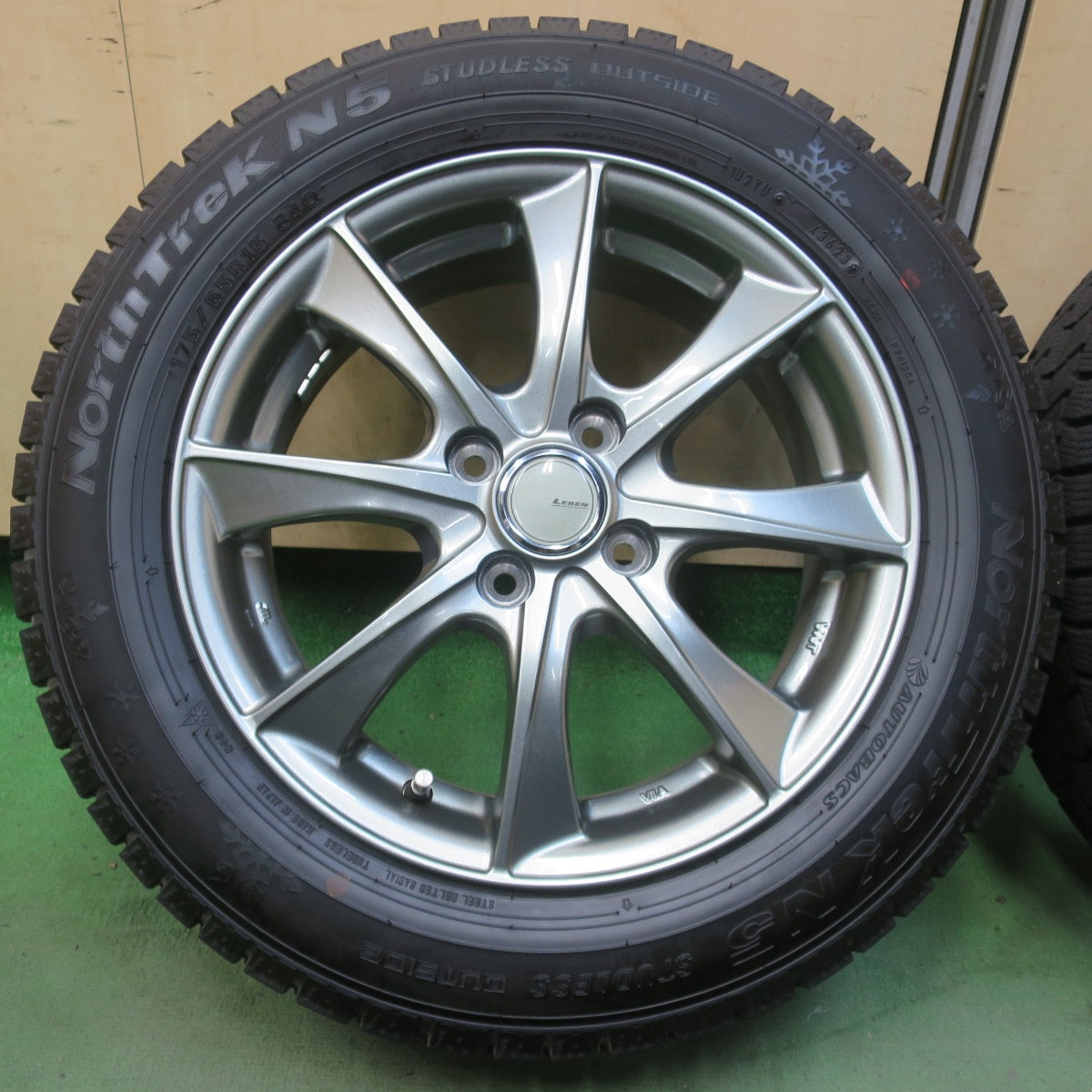 ほぼ未使用！23年！キレイ◎スタッドレス 175/65R15 オートバックス ノーストレック N5 LEBEN レーベン 15インチ PCD100/4H◎6101307イス