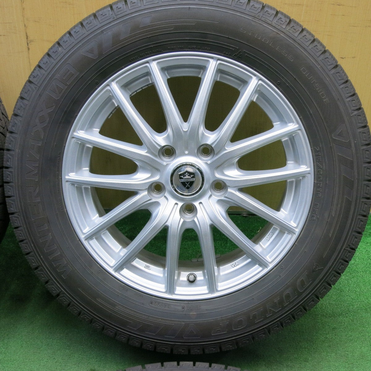 バリ溝！22年！キレイ！9.5分★スタッドレス 215/60R16 ダンロップ ウインターマックス 03 ESTROSA エステローザ 16インチ PCD114.3/5H★5051301TNス