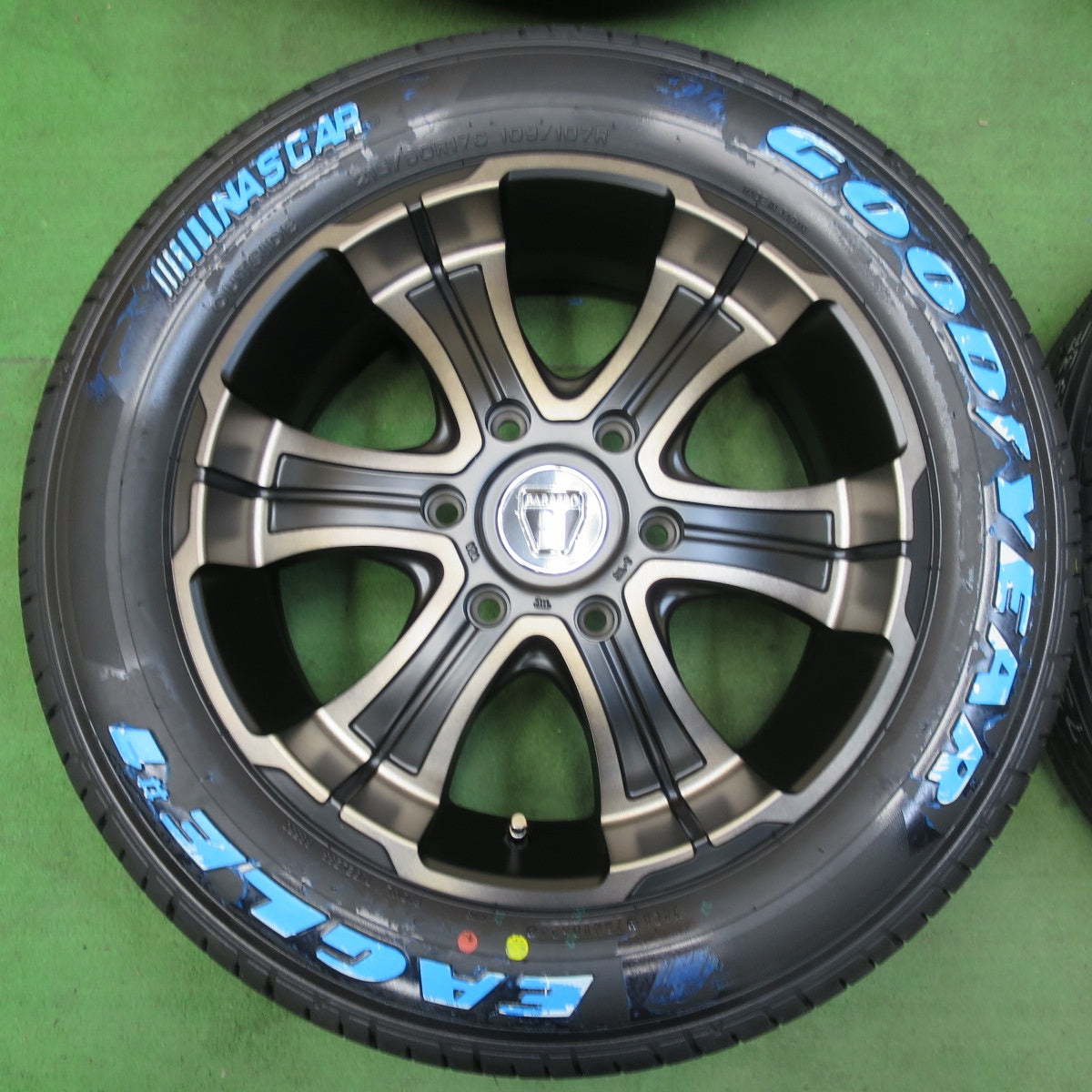 [送料無料] 未使用！24年★BARBERO CRIMSON 215/60R17C 109/107R グッドイヤー イーグル #1 ホワイトレター バルベロ クリムソン 17インチ PCD139.7/6H★5031007イノ