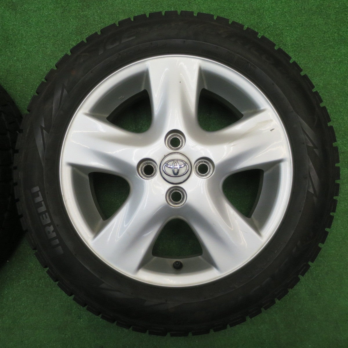 バリ溝！8.5分★トヨタ ヴィッツ 純正 175/65R15 スタッドレス ピレリ アイスアシンメトリコ プラス 15インチ PCD100/4H★5110402NJス