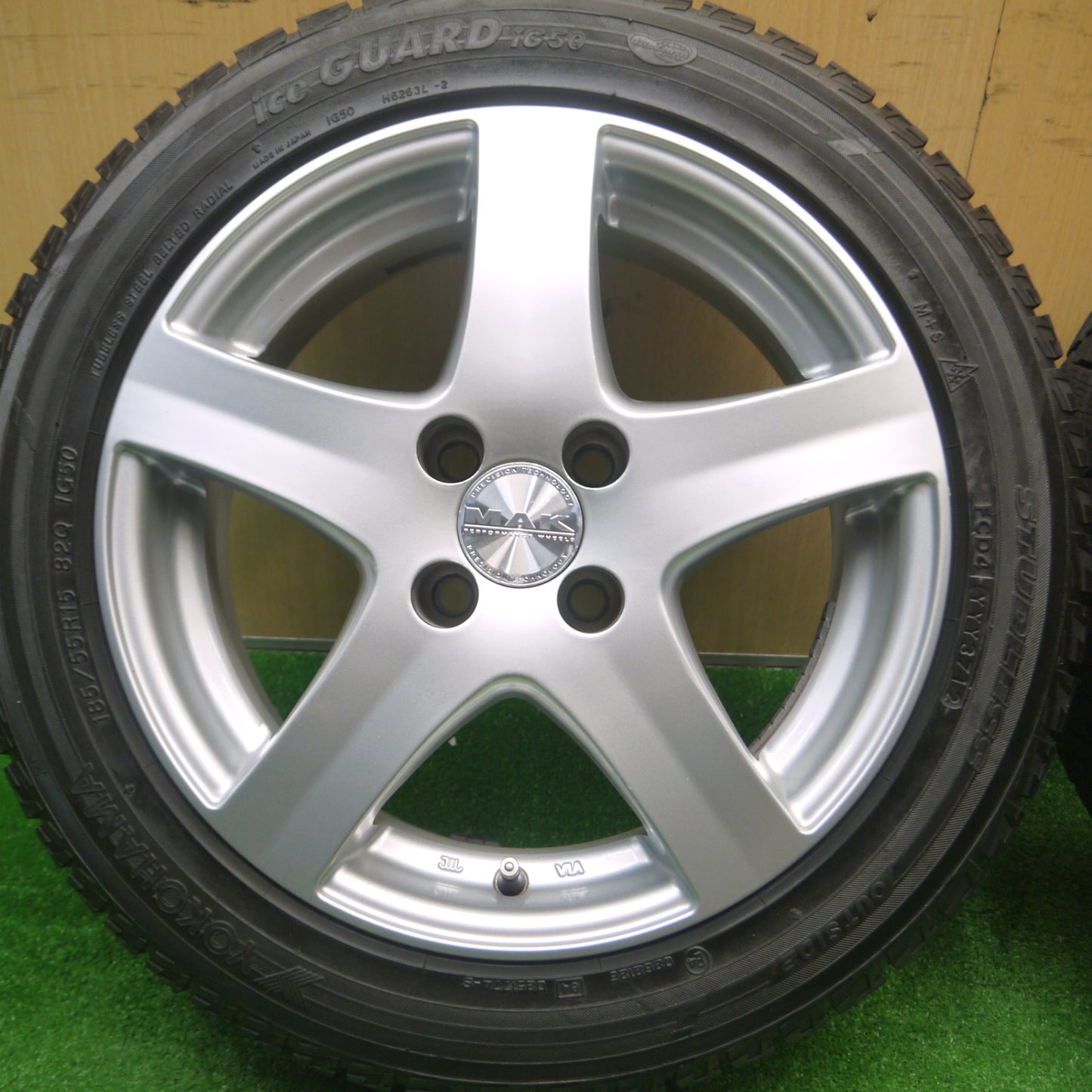 [送料無料] バリ溝！9.5分★フィアット 500 等 MAK 185/55R15 スタッドレス ヨコハマ アイスガード iG50 15インチ PCD98/4H★4091701Hス