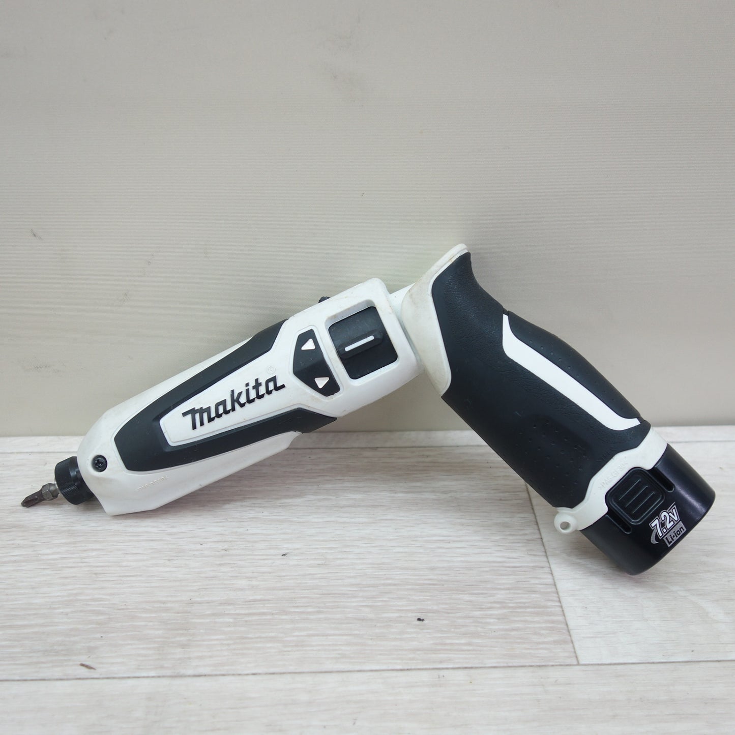 [送料無料] バッテリー2個☆マキタ 充電式 ペン インパクトドライバ TD021DSW 白 電動 工具 makita 7.2V☆