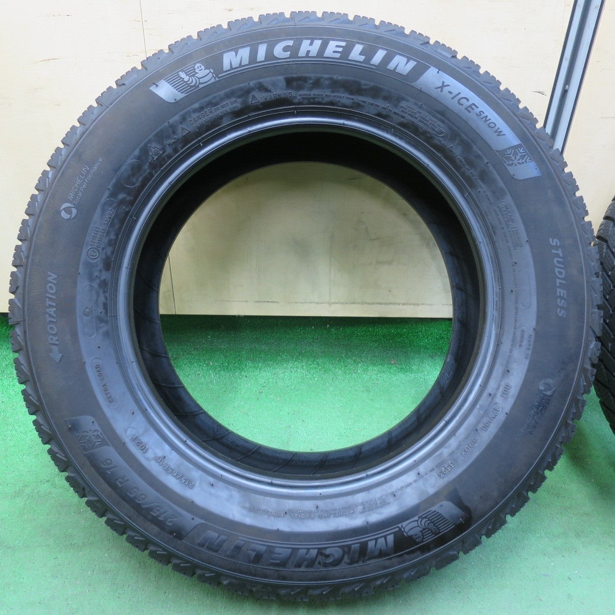 バリ溝！23年！ほぼ10分★スタッドレス 215/65R16 ミシュラン X-ICE SNOW タイヤ 16インチ アルファード ヴェルファイア 等★5012403イスタ