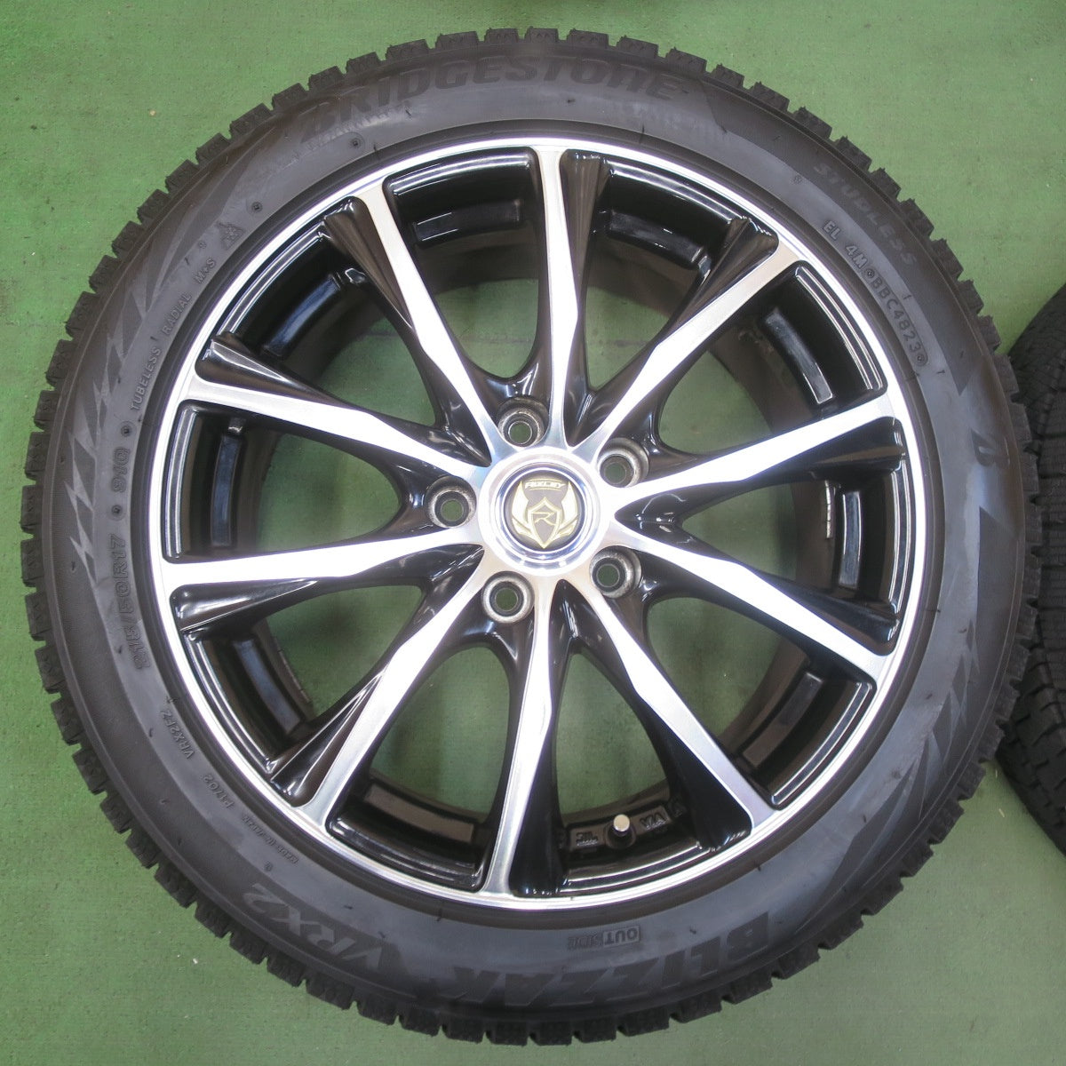 バリ溝！23年！キレイ！9.5分★スタッドレス 215/50R17 ブリヂストン ブリザック VRX2 RiZLEY ライツレー 17インチ PCD114.3/5H★5102706イス