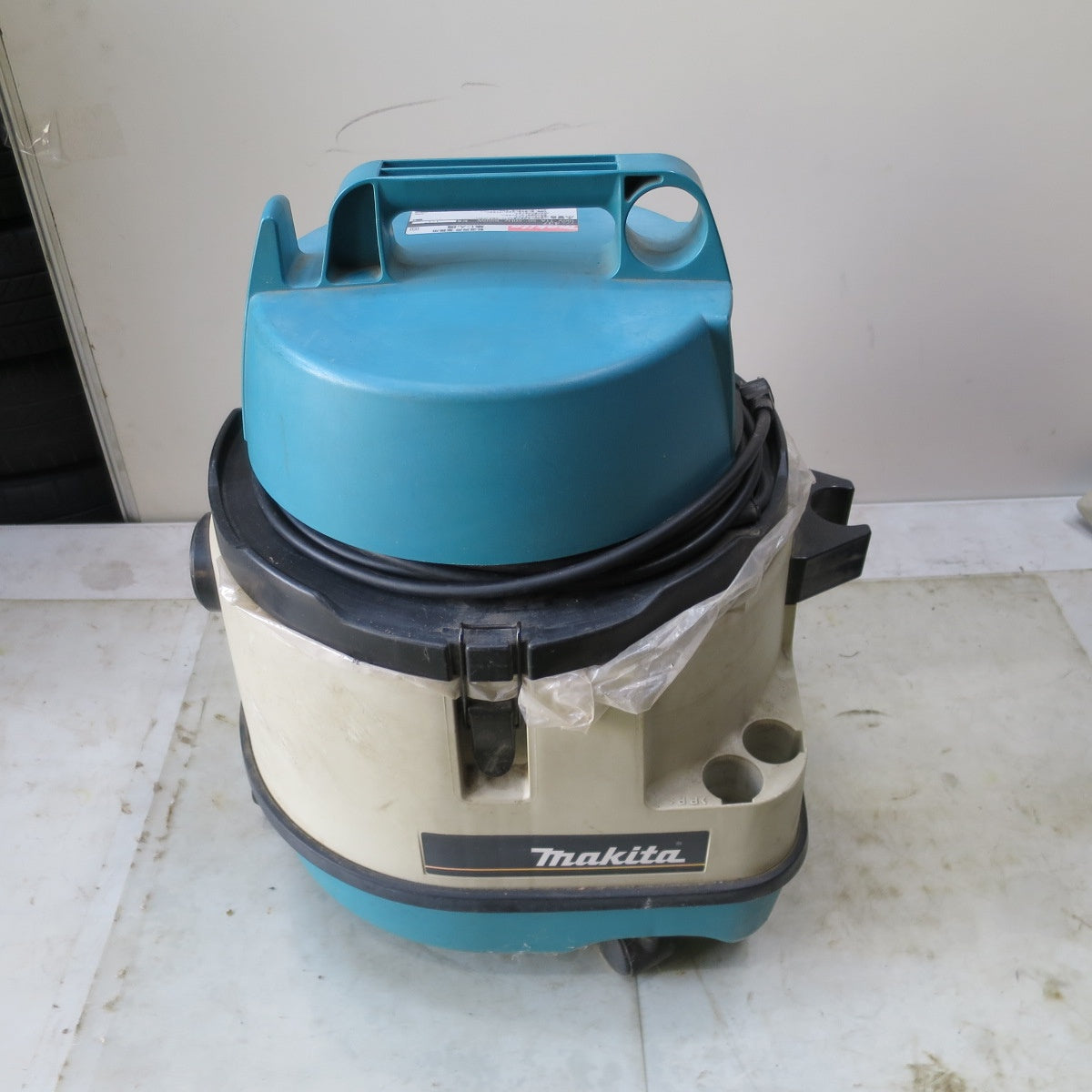 [送料無料] ◆マキタ 集じん機 437 乾湿両用 業務用 電動 工具 掃除機 コード式 集塵 100V makita◆