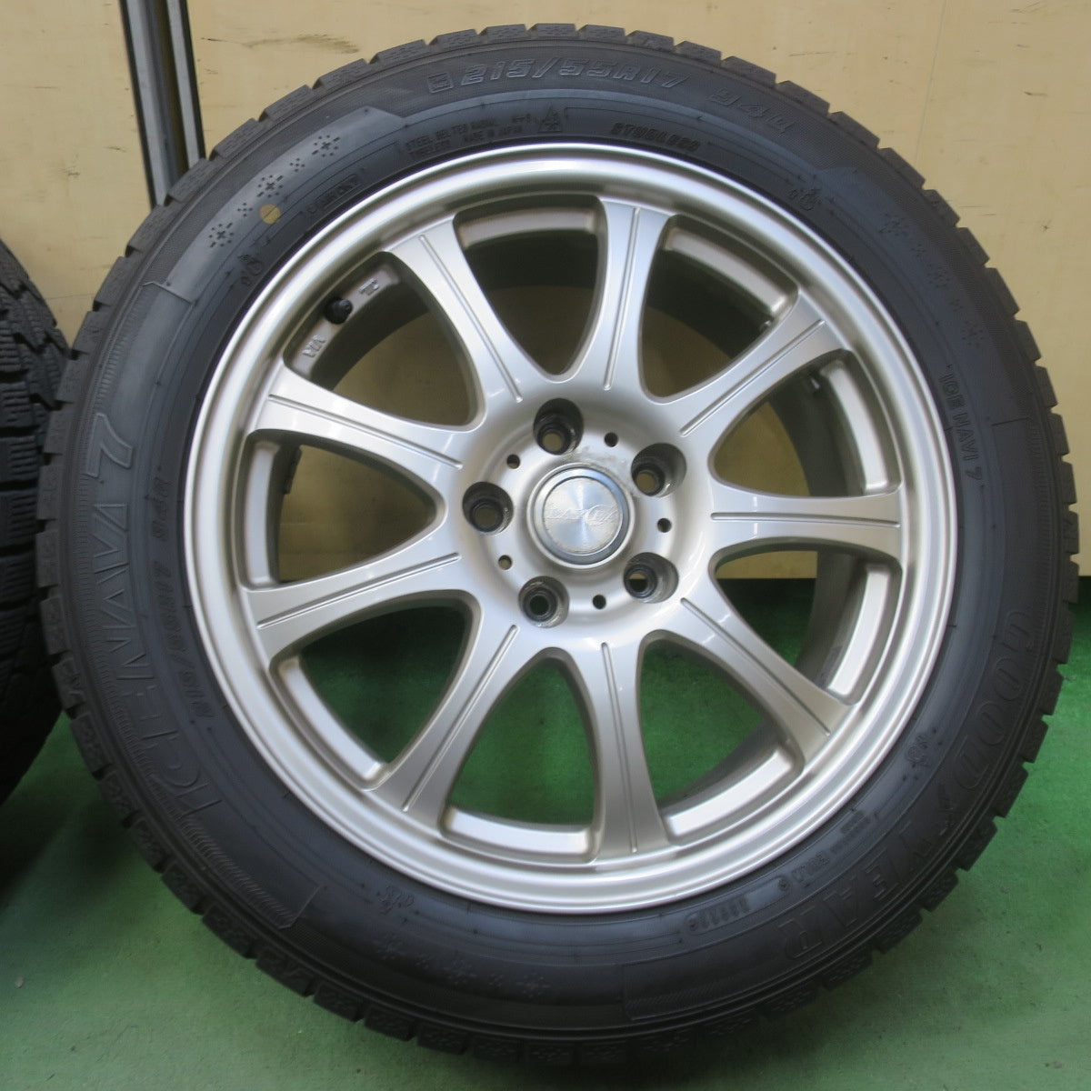 バリ溝！22年！9.5分◎スタッドレス 215/55R17 グッドイヤー アイスナビ7 LAYCEA レイシア 17インチ PCD114.3/5H◎6072205イス