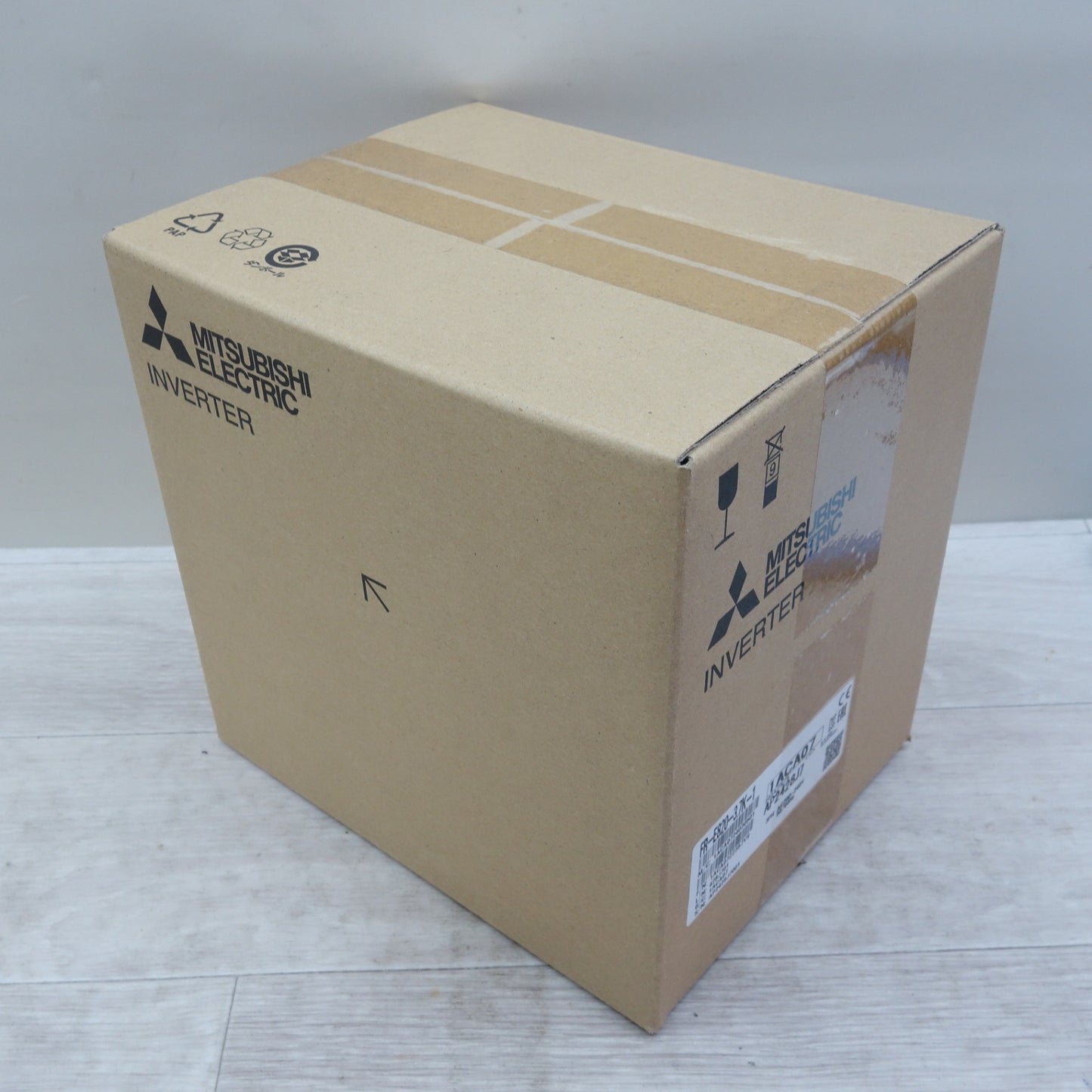 [送料無料] 未使用☆三菱電機 インバータ FR-E820-3.7K-1 2024年製 E800シリーズ 三相 200V 3.7kW☆