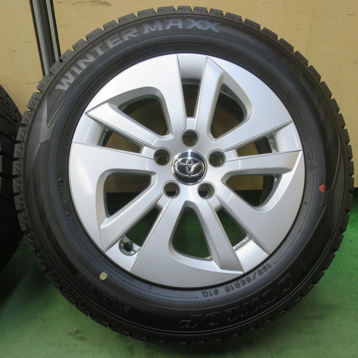 バリ溝！25年！9.5分◎トヨタ 50系 プリウス 純正 195/65R15 スタッドレス ダンロップ ウインターマックス WM02 15インチ PCD100/5H◎6082903イス