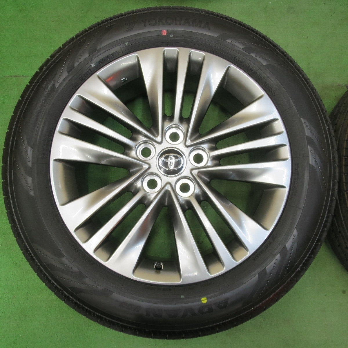 新車外し！24年★トヨタ 40系 アルファード 純正 225/60R18 ヨコハマ アドバン V03 18インチ PCD120/5H★5022601イノ