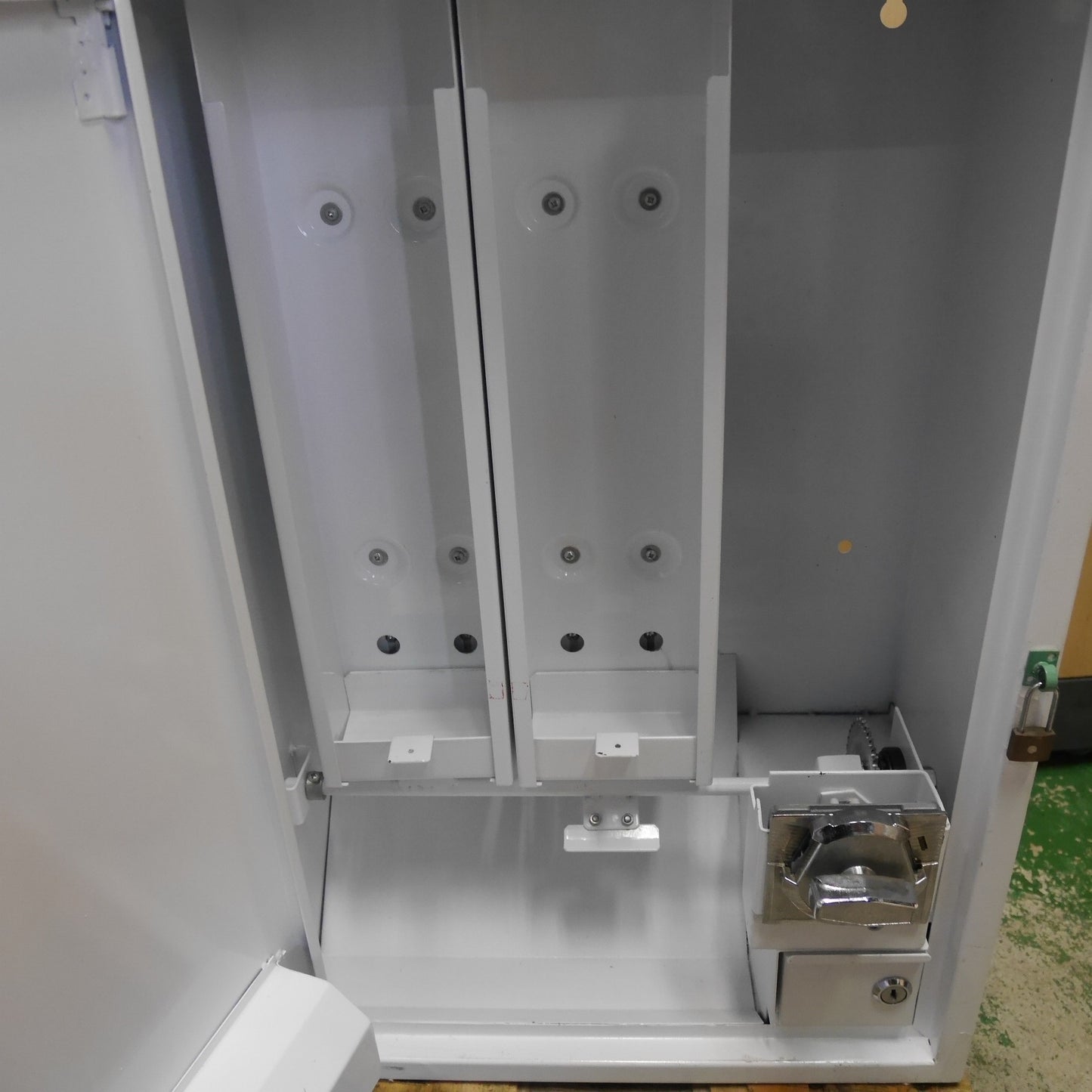 [送料無料] ☆手動式 自動 販売機 トレカ BOX トレーディング カード ボックス 自販機 ガチャ ガチャ メーカー 型式 不明 ジャンク品①☆