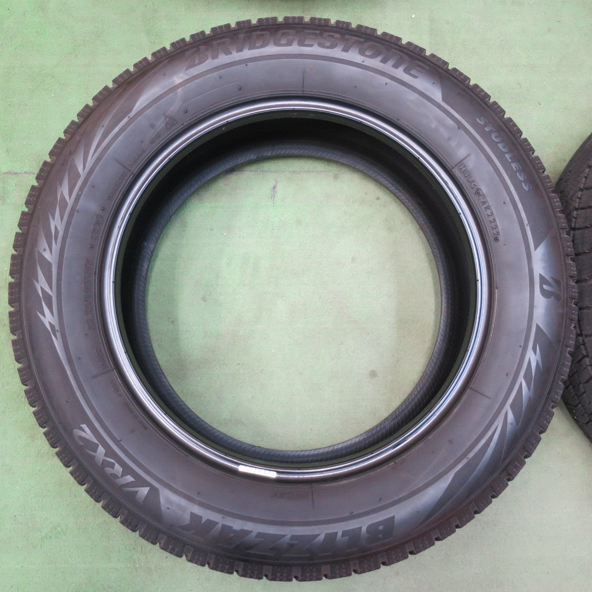 バリ溝！22年！9.5分★スタッドレス 225/60R17 ブリヂストン ブリザック VRX2 タイヤ 17インチ アルファード ヴェルファイア 等★6010705イスタ