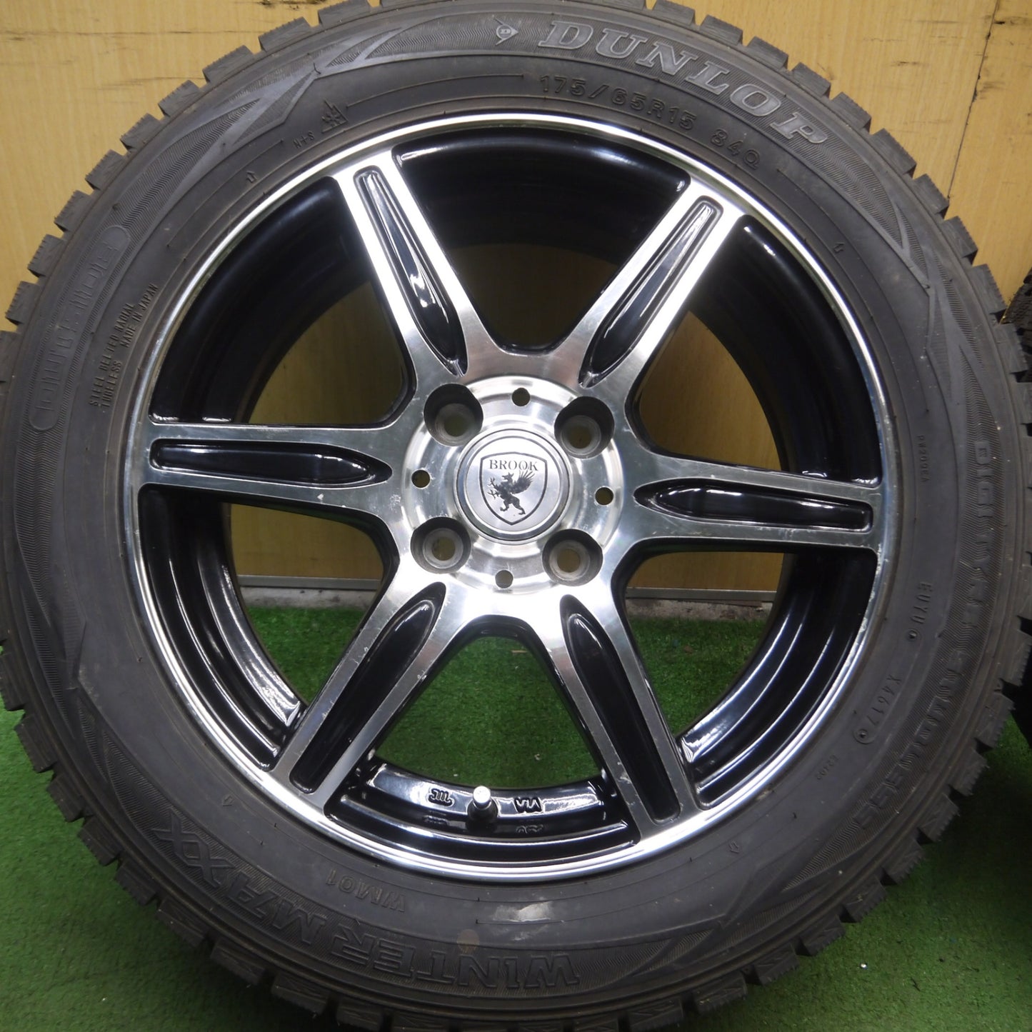 *送料無料* 超バリ溝！ほぼ10分★スタッドレス 175/65R15 ダンロップ ウインターマックス WM01 BROOK ブルック 15インチ PCD100/4H★4060411Hス