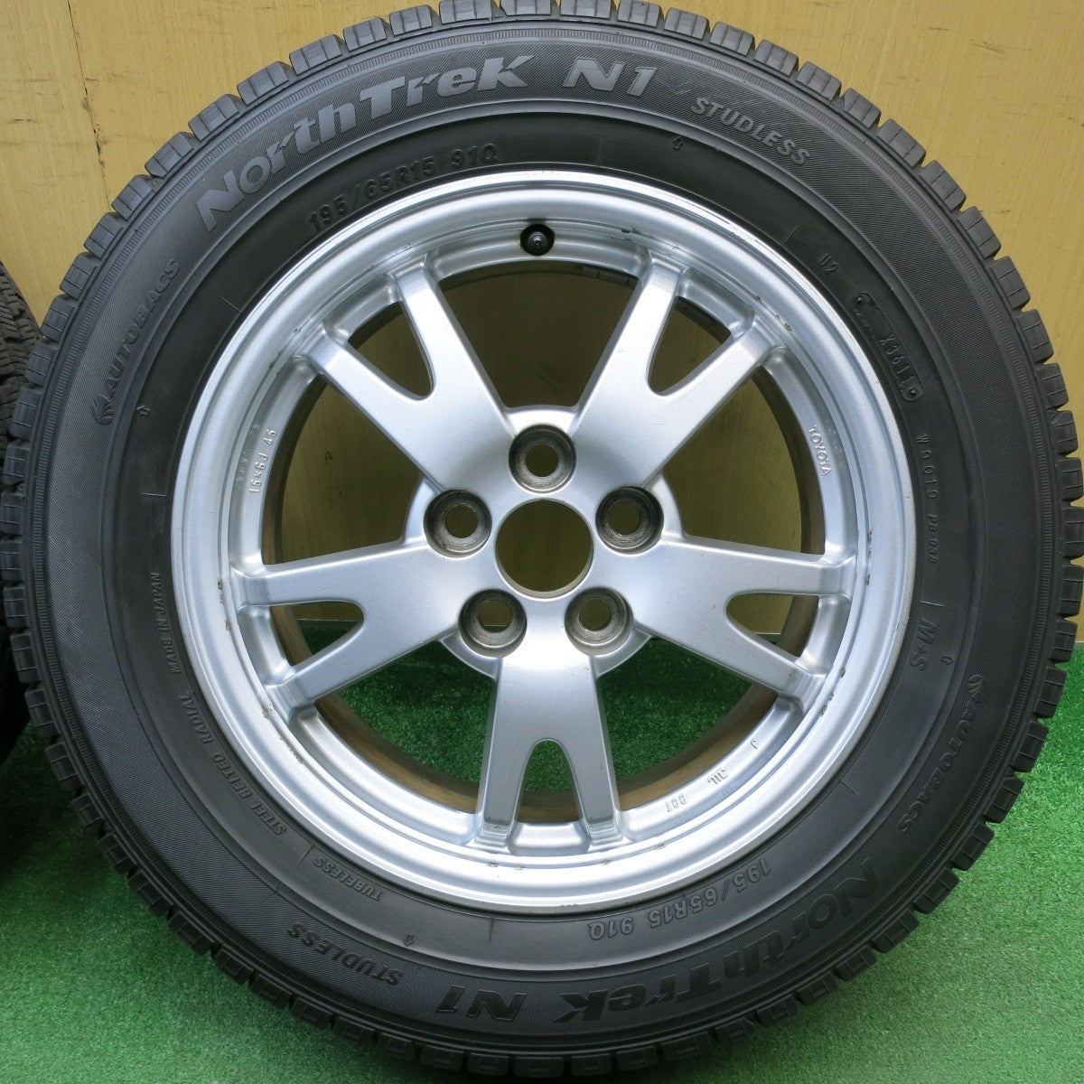 バリ溝！9.5分★トヨタ 30系 プリウス 純正 195/65R15 スタッドレス オートバックス ノーストレック N1 15インチ PCD100/5H★6020506HAス