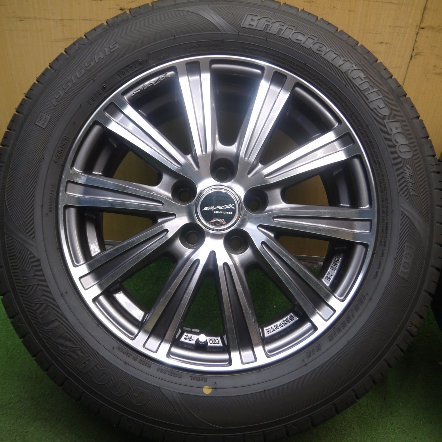 *送料無料* バリ溝！24年！9.5分★プリウス等 195/65R15 グッドイヤー EfficientGrip ECO EG01 SMACK ENKEI スマック エンケイ PCD100/5H★4062608Hノ