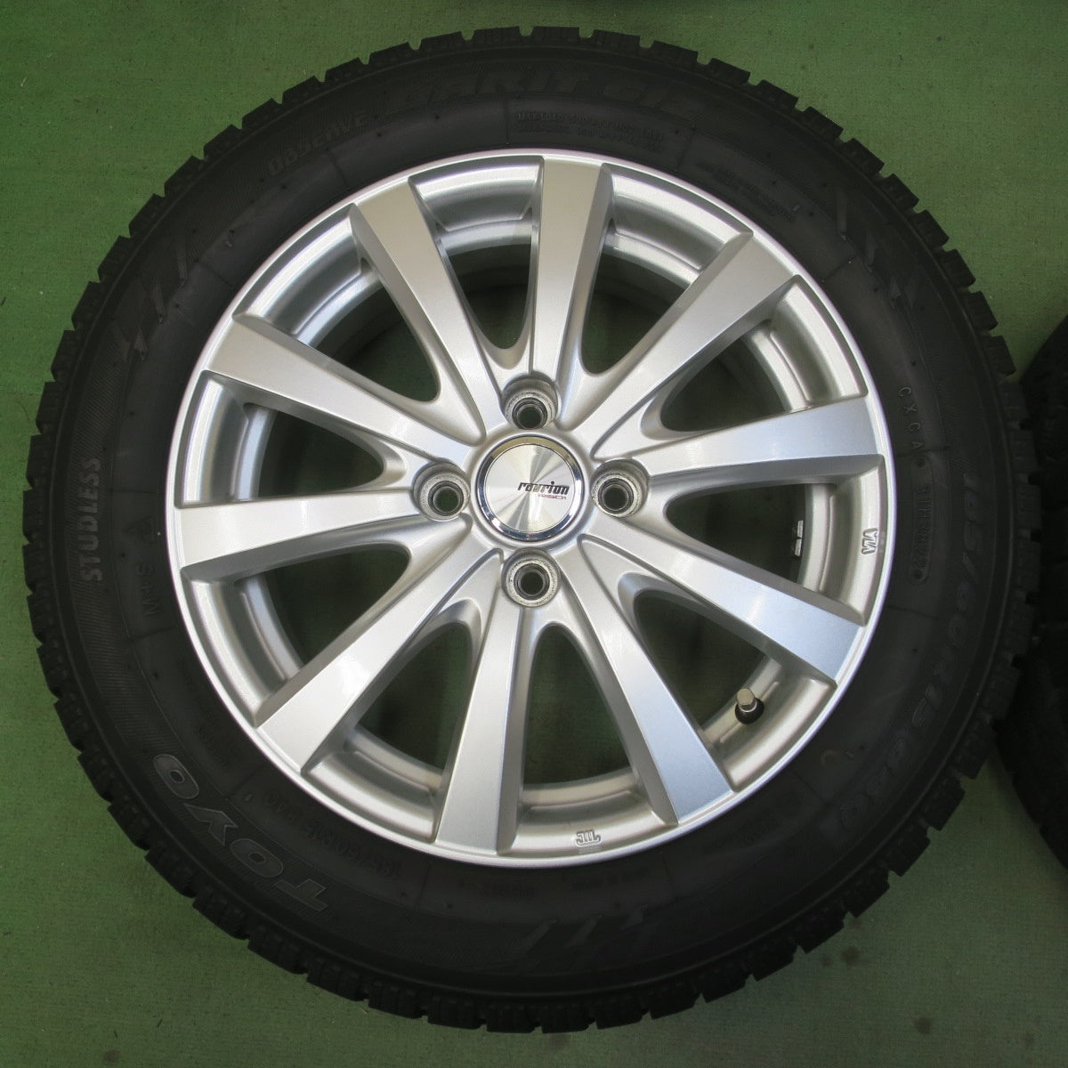 バリ溝！22年！キレイ！9.5分◎スタッドレス 185/60R15 トーヨー オブザーブ ガリット GIZ ravrion RS01 ラブリオン 15インチ PCD100/4H◎6091902イス