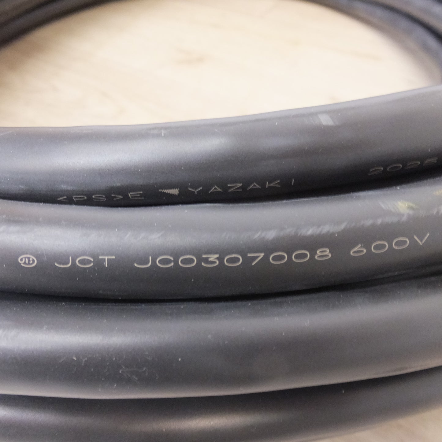 [送料無料] 未使用★矢崎 YAZAKI 600V架橋ポリエチレン絶縁ビニルシースケーブル 600V CV 3X8 B 50M　総質量 17kg★