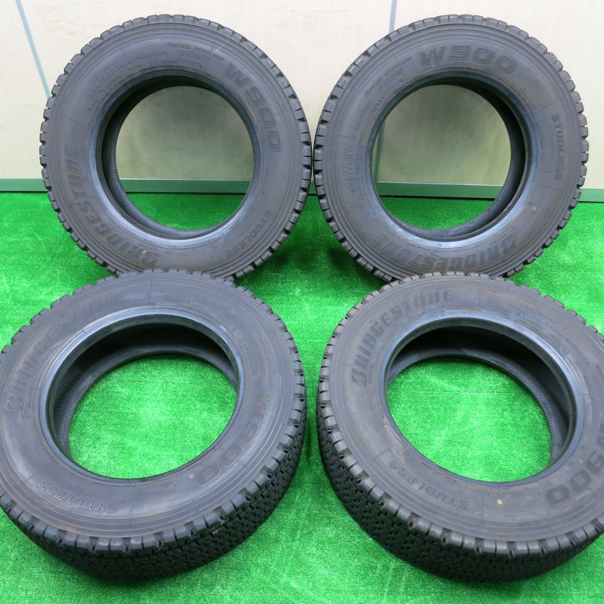 *送料無料* バリ溝！23年！9.5分★トラック タイヤ 245/70R19.5 136/134J スタッドレス ブリヂストン W900 19.5インチ★4072002NJスタ