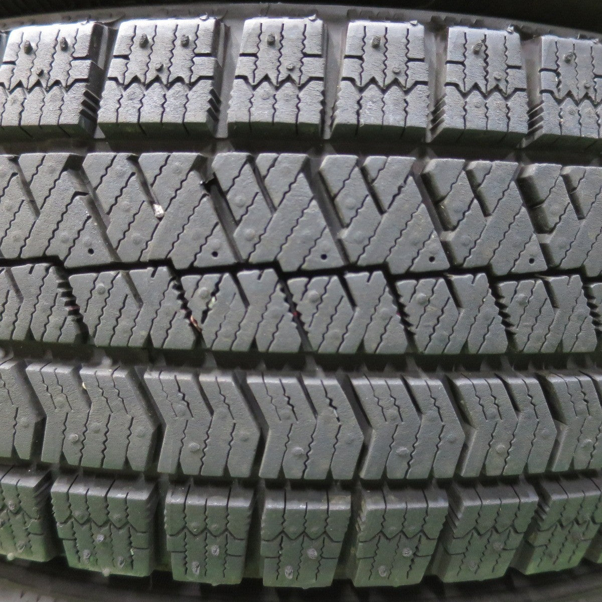 [送料無料] バリ溝！23年！ほぼ10分★スタッドレス 175/65R15 ブリヂストン ブリザック VRX2 タイヤ 15インチ フィット アクア スイフト キューブ等★4112303イスタ