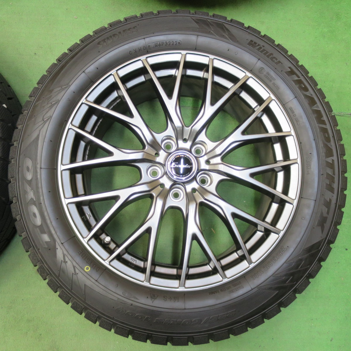 バリ溝！22年！キレイ！9.5分以上★スタッドレス 225/60R18 トーヨー ウインター トランパス TX Exceeder エクシーダー 18インチ PCD114.3/5H★5042402イス
