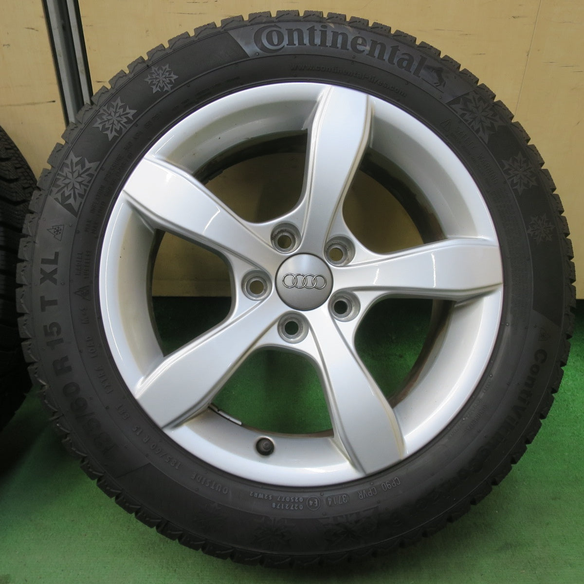 バリ溝！キレイ！9.5分★アウディ A1 純正 185/60R15 スタッドレス コンチネンタル コンチバイキング コンタクト6 15インチ PCD100/5H★6012808イス