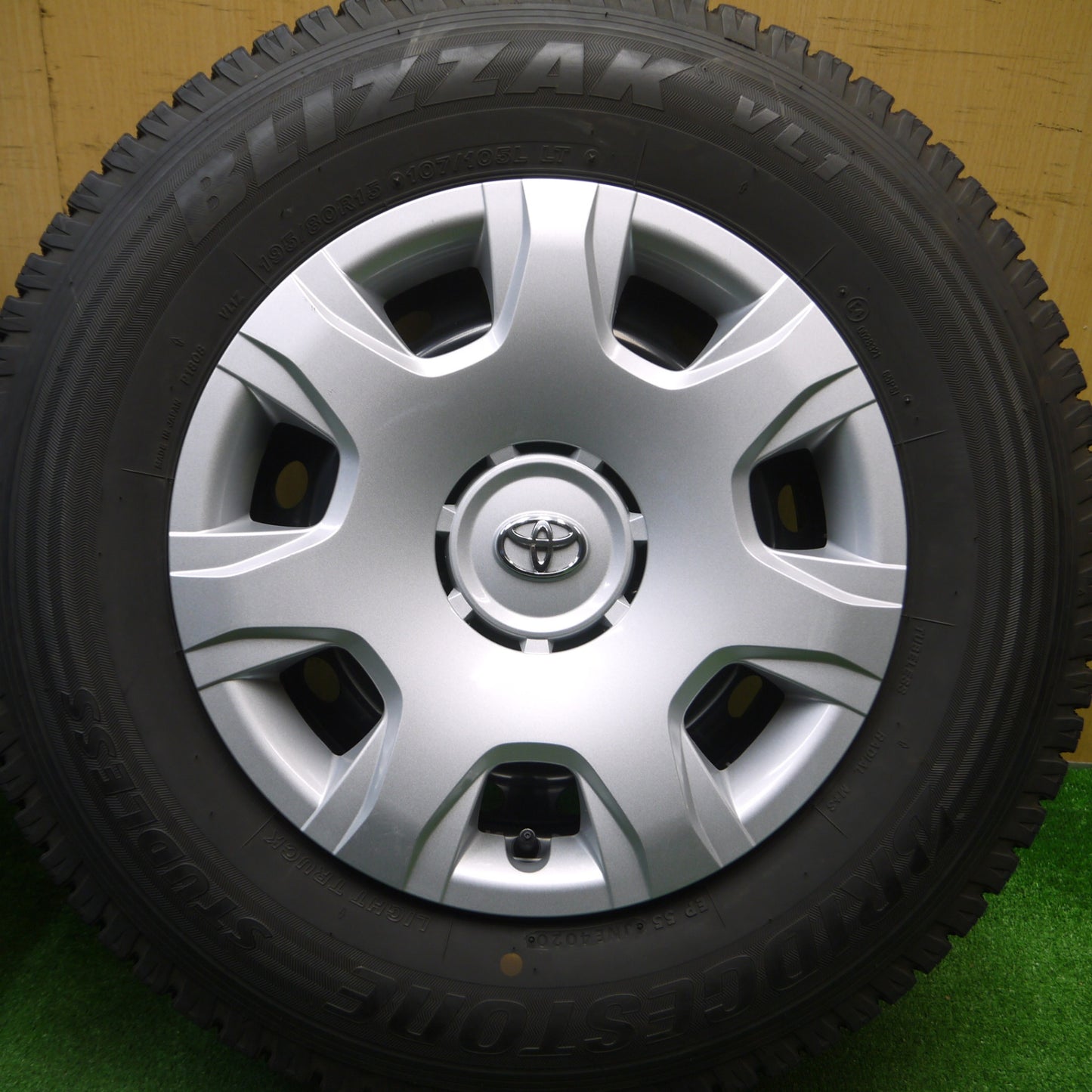 [送料無料] バリ溝！20年！キレイ！9分★トヨタ 200系 ハイエース 純正 スチール 195/80R15 107/105L スタッドレス ブリヂストン ブリザック VL1 15インチ PCD139.7/6H★4122005Hス