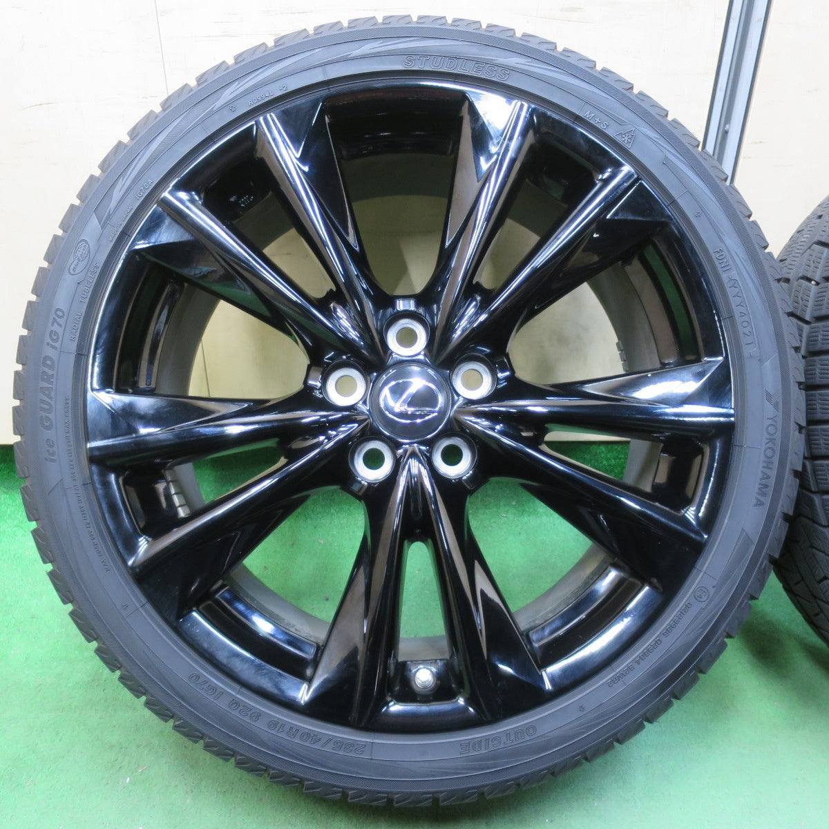 [送料無料] センサー付！バリ溝！21年！キレイ！9.5分★レクサス ES Fスポーツ 純正 235/40R19 スタッドレス ヨコハマ アイスガード iG70 19インチ PCD114.3/5H★5032808イス