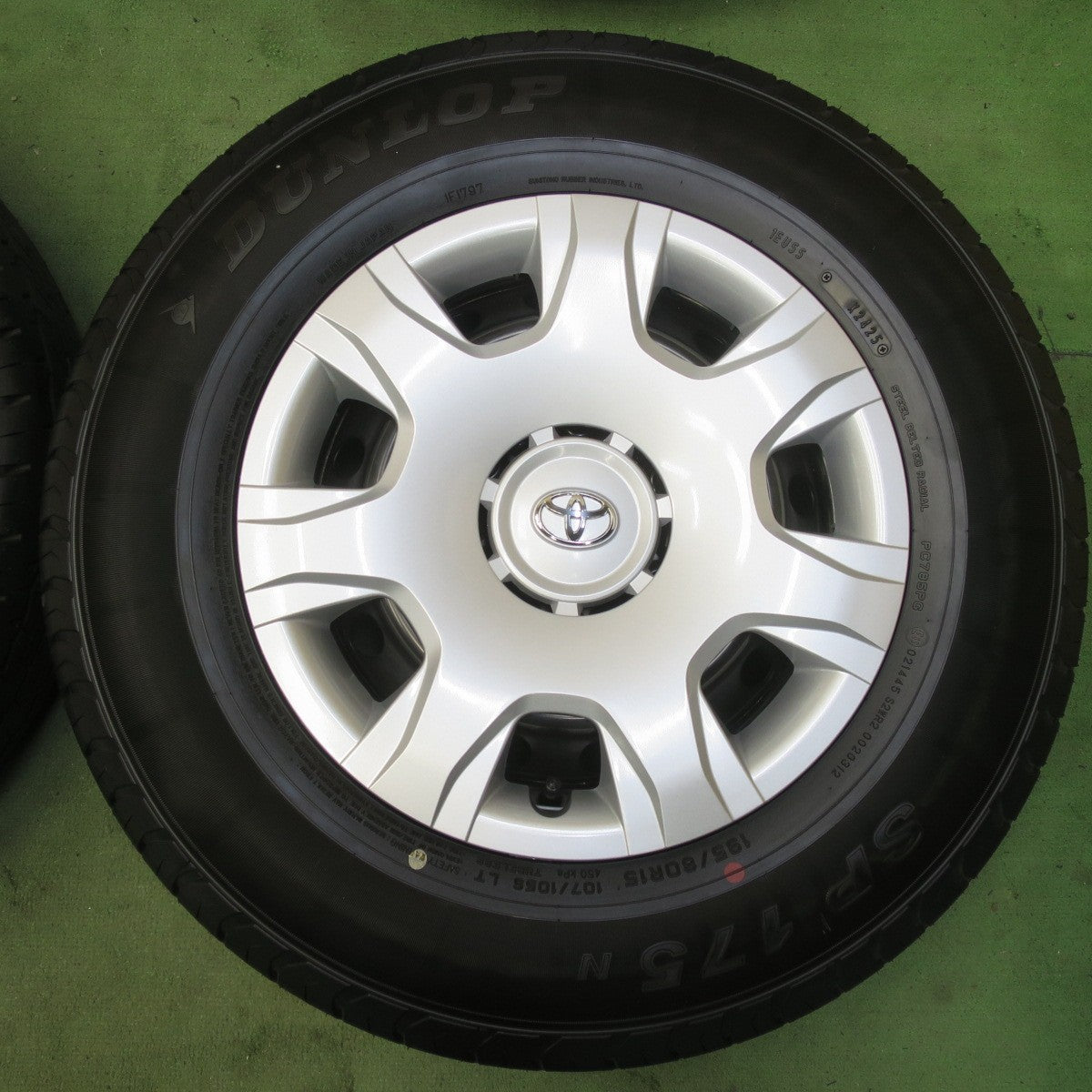 新車外し！25年◎トヨタ 200系 ハイエース 純正 スチール 195/80R15 107/105S ダンロップ SP175N 15インチ PCD139.7/6H◎6062606イノ