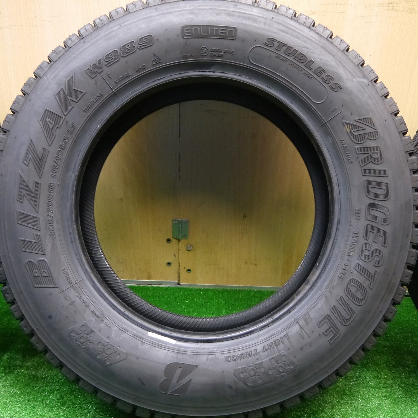 バリ溝！24年！9.5分以上！6本★トラック タイヤ 205/70R16 111/109N スタッドレス ブリヂストン ブリザック W989 16インチ★5101402Hスタ