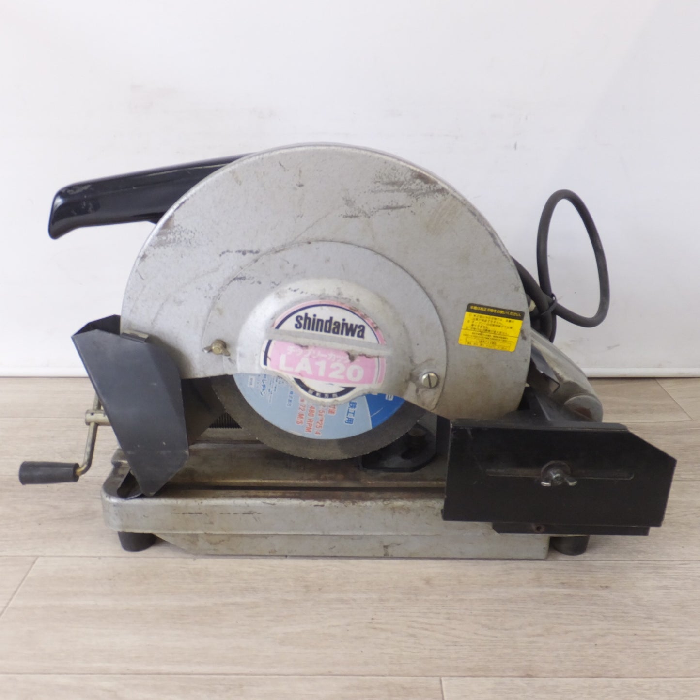 [送料無料] ★新ダイワ shindaiwa チップソーカッター LA120　100V 15A 1400W 50/60Hz 3,200rpm★