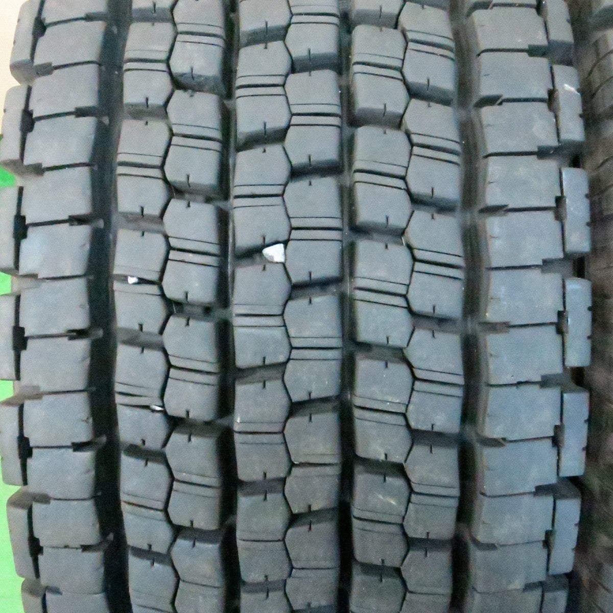 *送料無料* バリ溝！23年！9.5分★トラック タイヤ 245/70R19.5 136/134J スタッドレス ブリヂストン W999 19.5インチ★4050411ナス