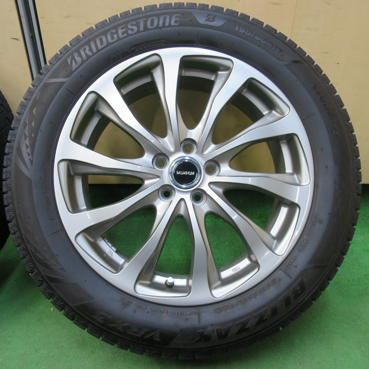 [送料無料] バリ溝！22年！キレイ！9.5分★ライズ ロッキー 等 195/60R17 スタッドレス ブリヂストン ブリザック VRX3 BALMINUM バルミナ 17インチ PCD100/5H★5010710イス