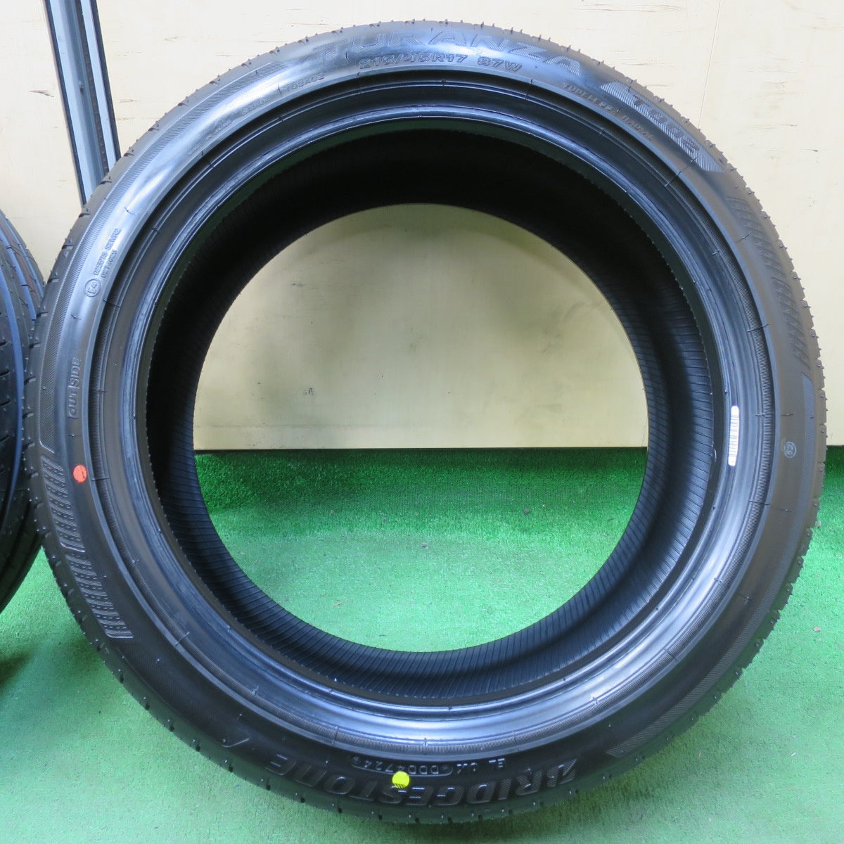 [送料無料] 新車外し！24年★215/45R17 ブリヂストン トランザ T002 タイヤ 17インチ カローラ ツーリング プリウス 86 BRZ 等★5031202イノタ