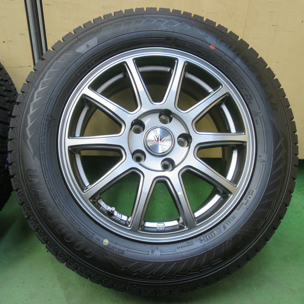 未使用！23年★LOXARNY SPORT 205/65R16 スタッドレス グッドイヤー アイスナビ8 ロクサーニ スポーツ 16インチ PCD114.3/5H★6042513イス